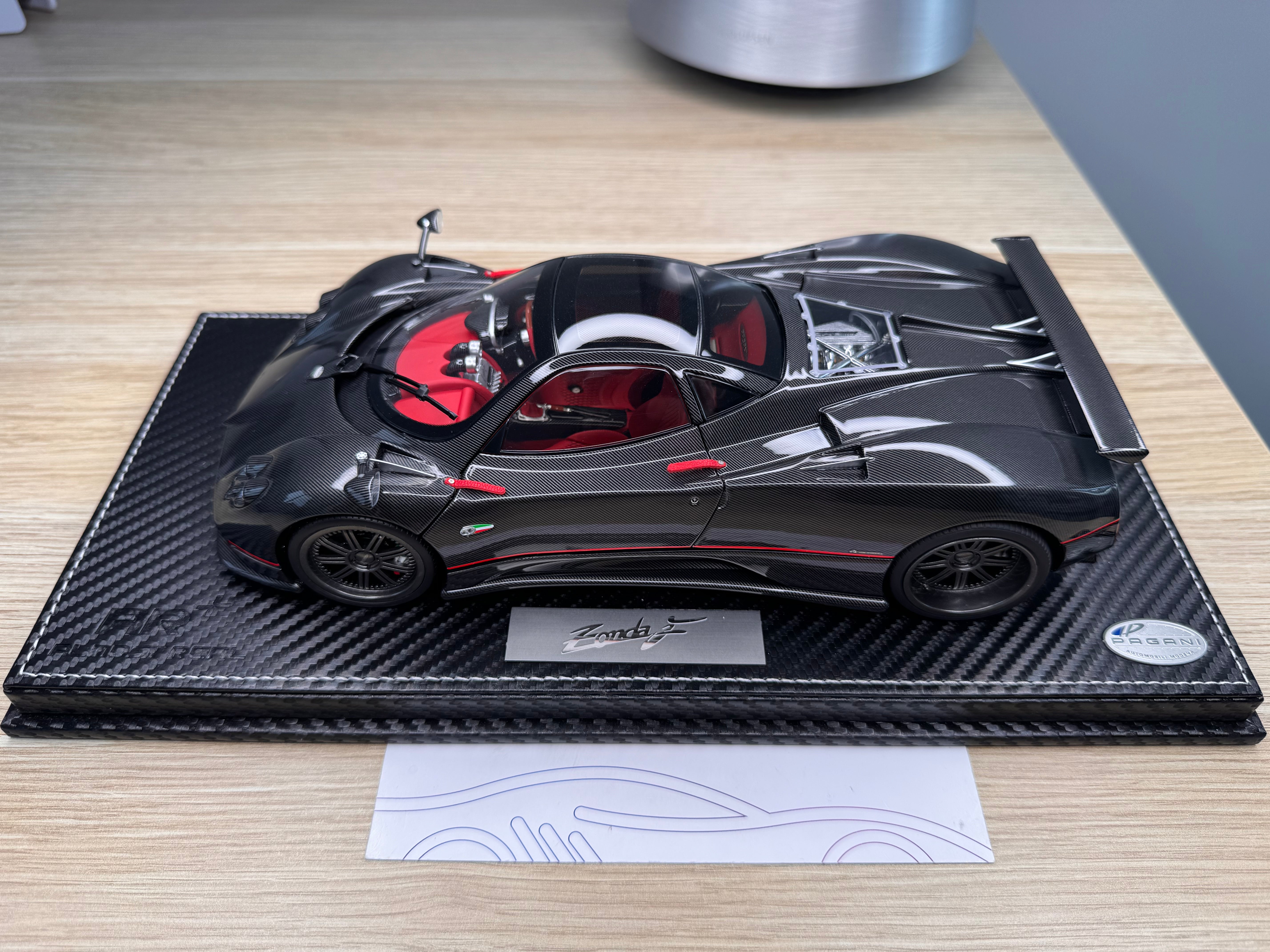 Pagani Zonda F - gloss carbon black OPEN PARTS - 1:18