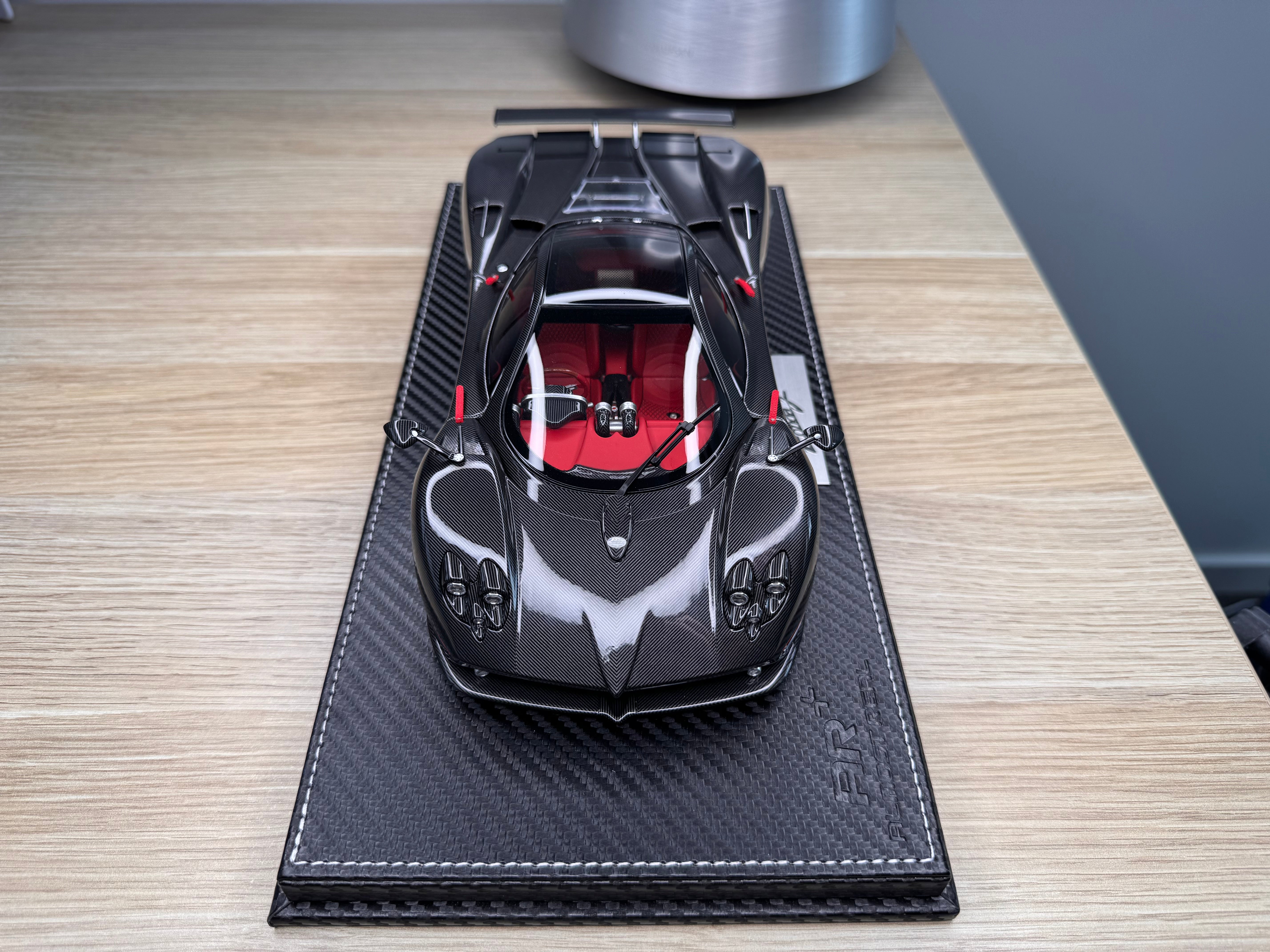 Pagani Zonda F - gloss carbon black OPEN PARTS - 1:18