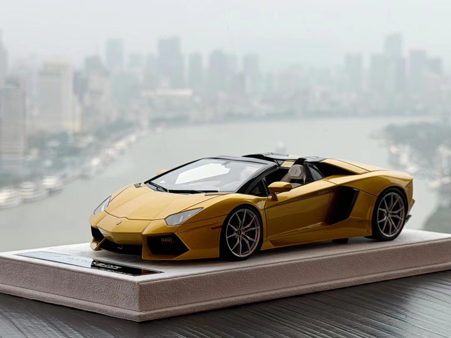 Lamborghini Aventador LP700-4 Roadster - Electro-Lime Gold - 1:18
