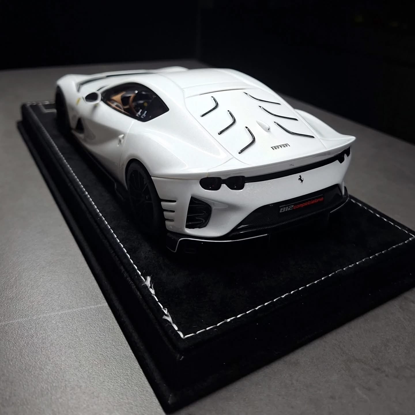 Ferrari 812 Competizione - Arcobaleno Lucido - 1:18