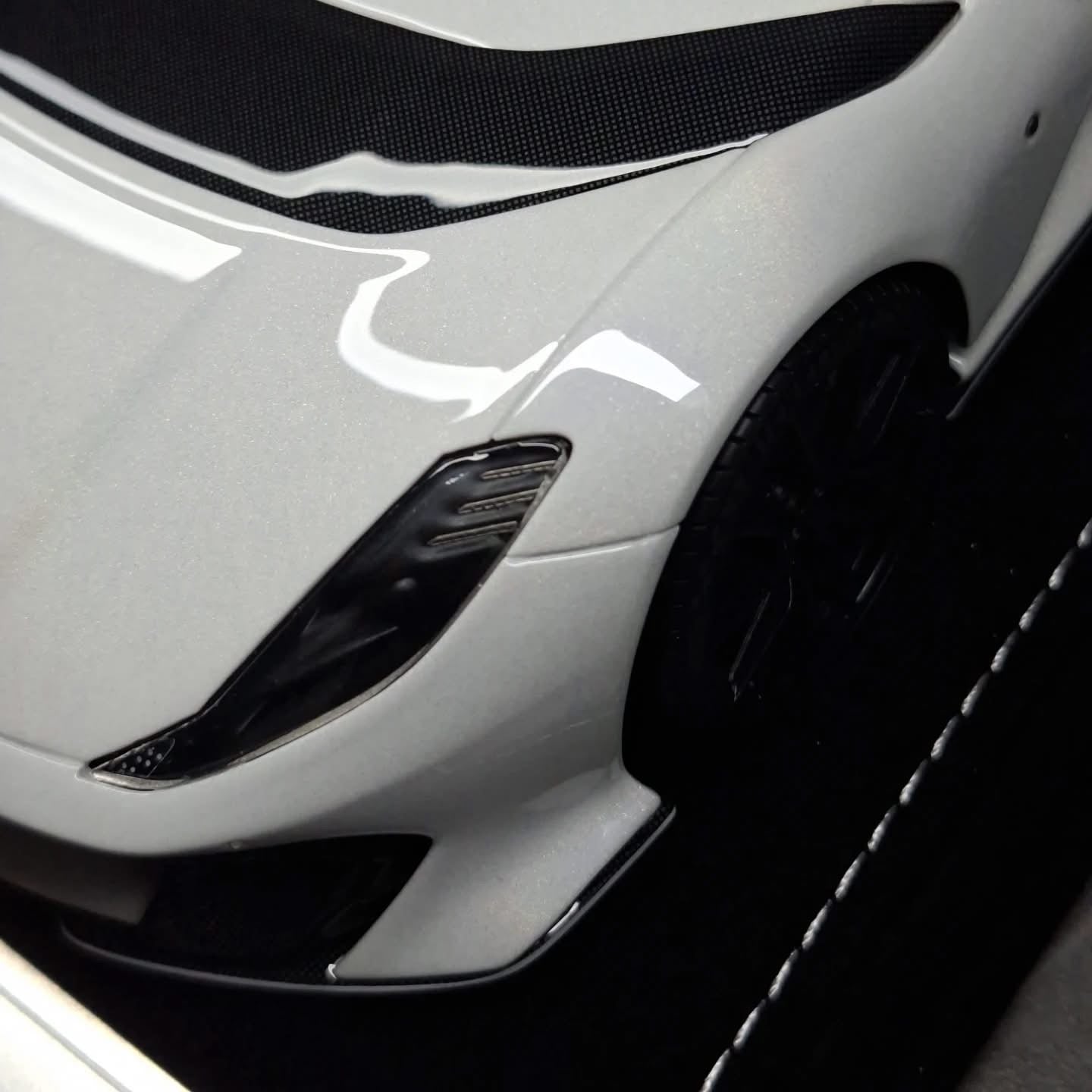 Ferrari 812 Competizione - Arcobaleno Lucido - 1:18