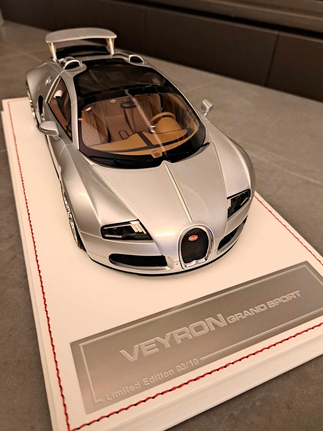 Bugatti Veyron Grand Sport - metallic silver on white base - 1:18