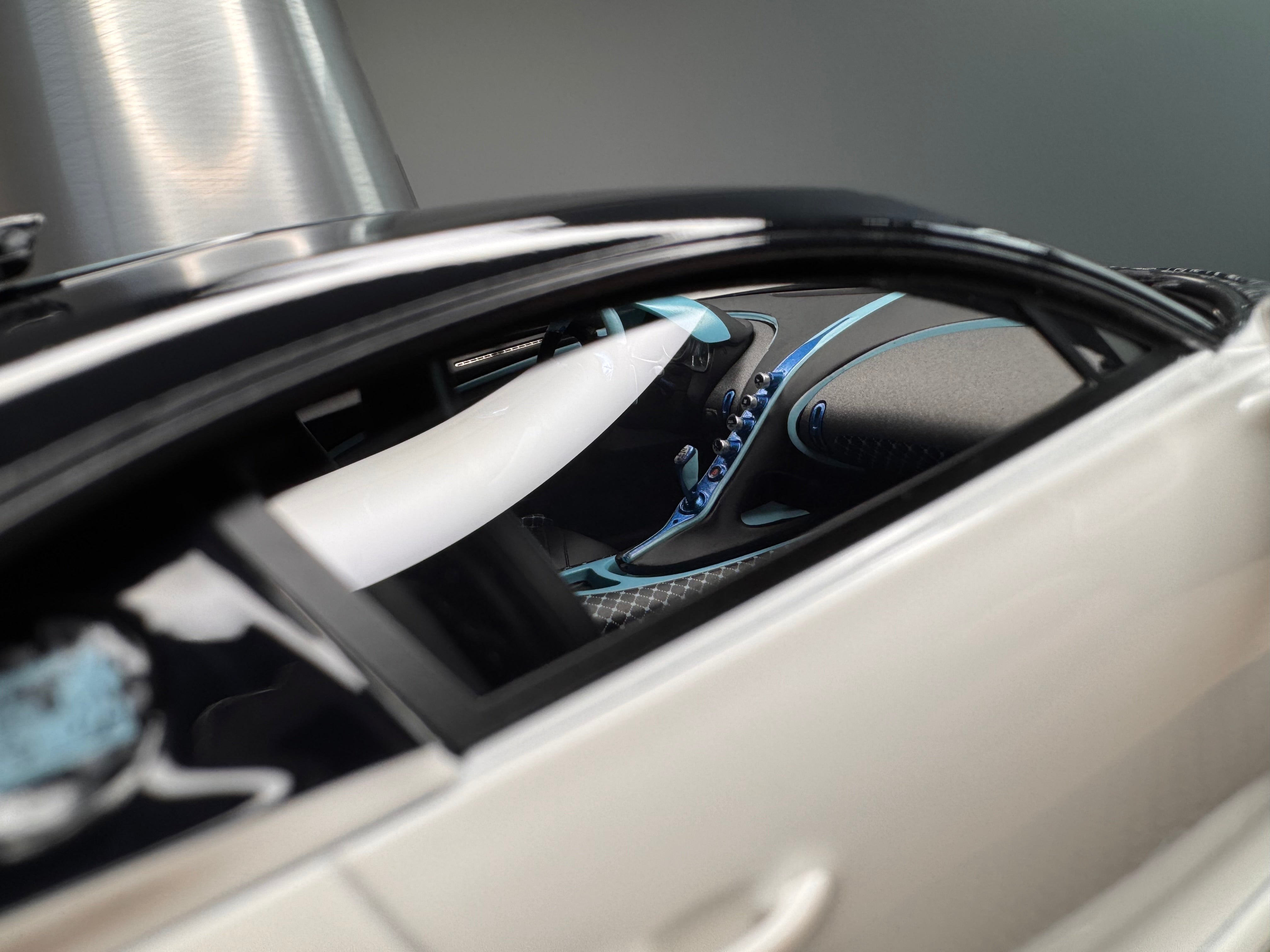 Bugatti Chiron 2.0 White with Luminous Blue - 1:18