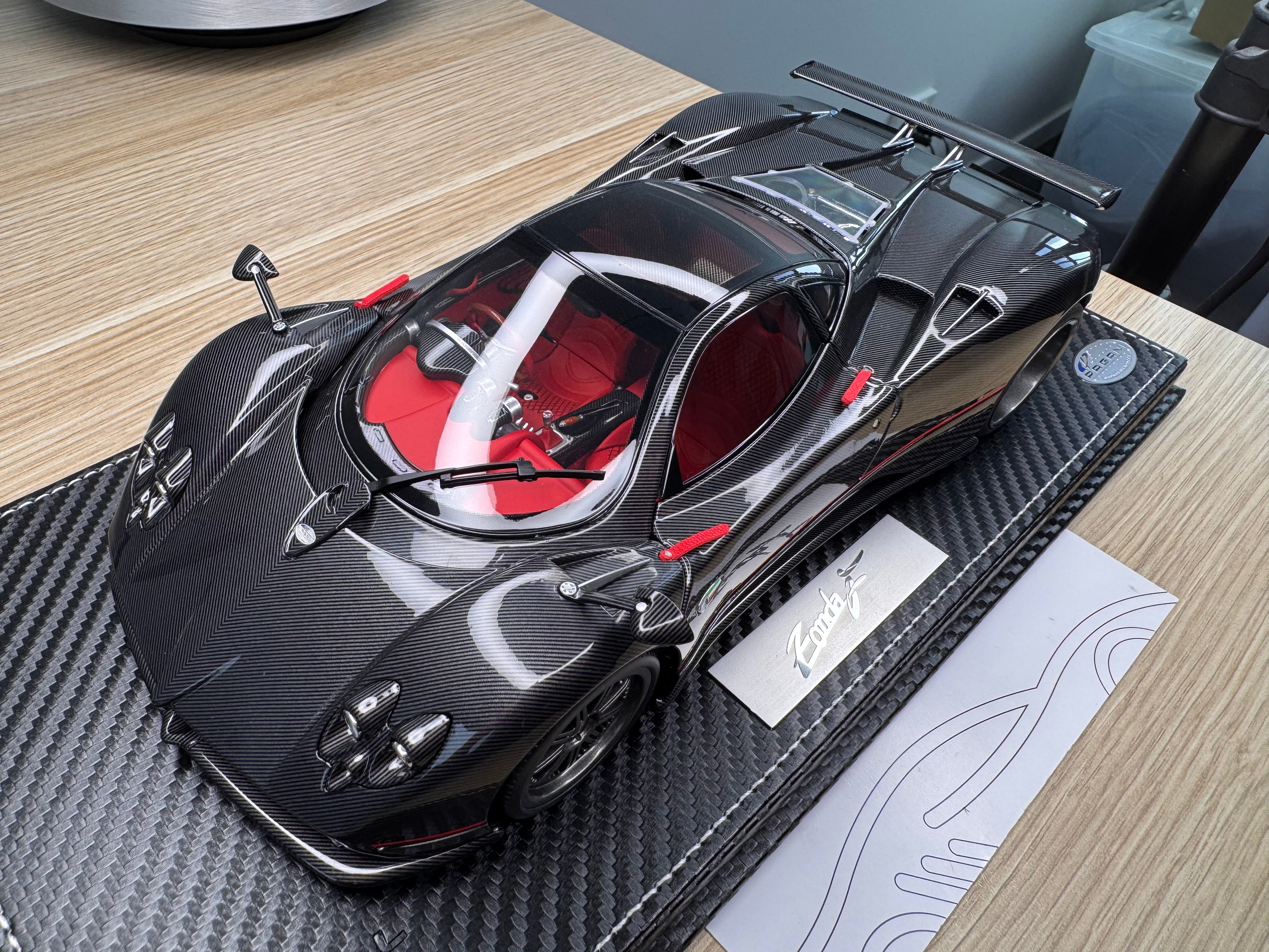 Pagani Zonda F - gloss carbon black OPEN PARTS - 1:18