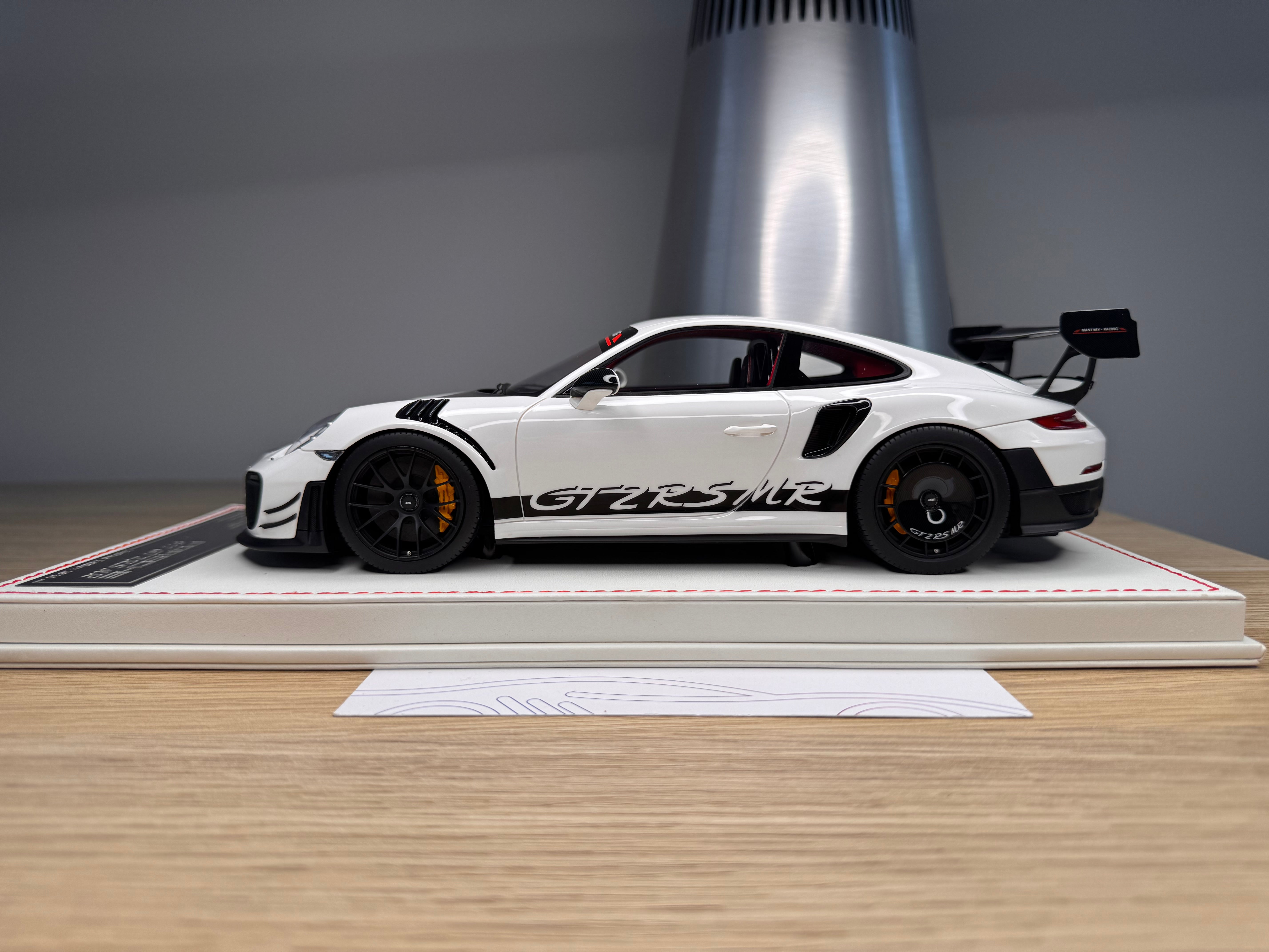Porsche 911 GT2RSMR - White / Black - 1:18