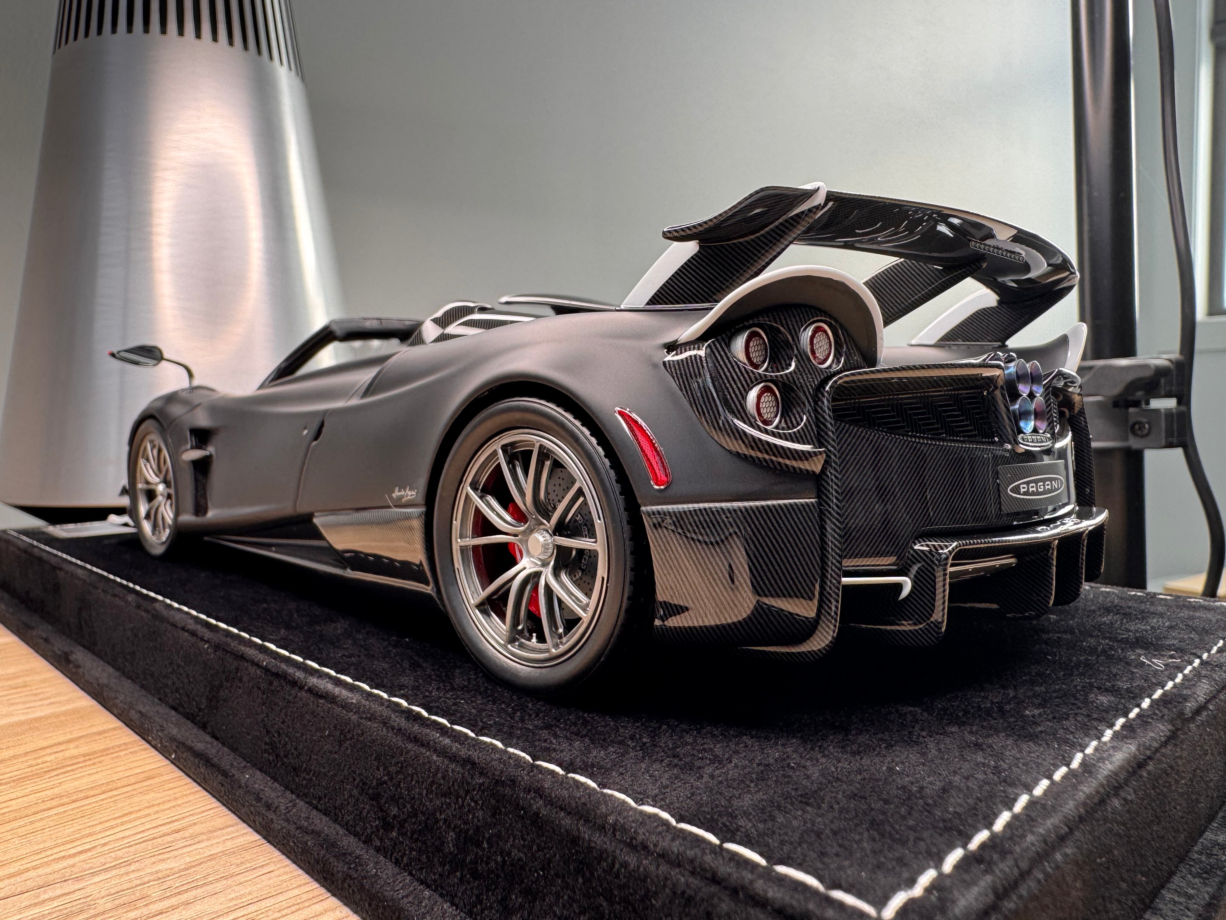 Pagani Huayra Roadster Tempesta - matte black / carbon - 1:18