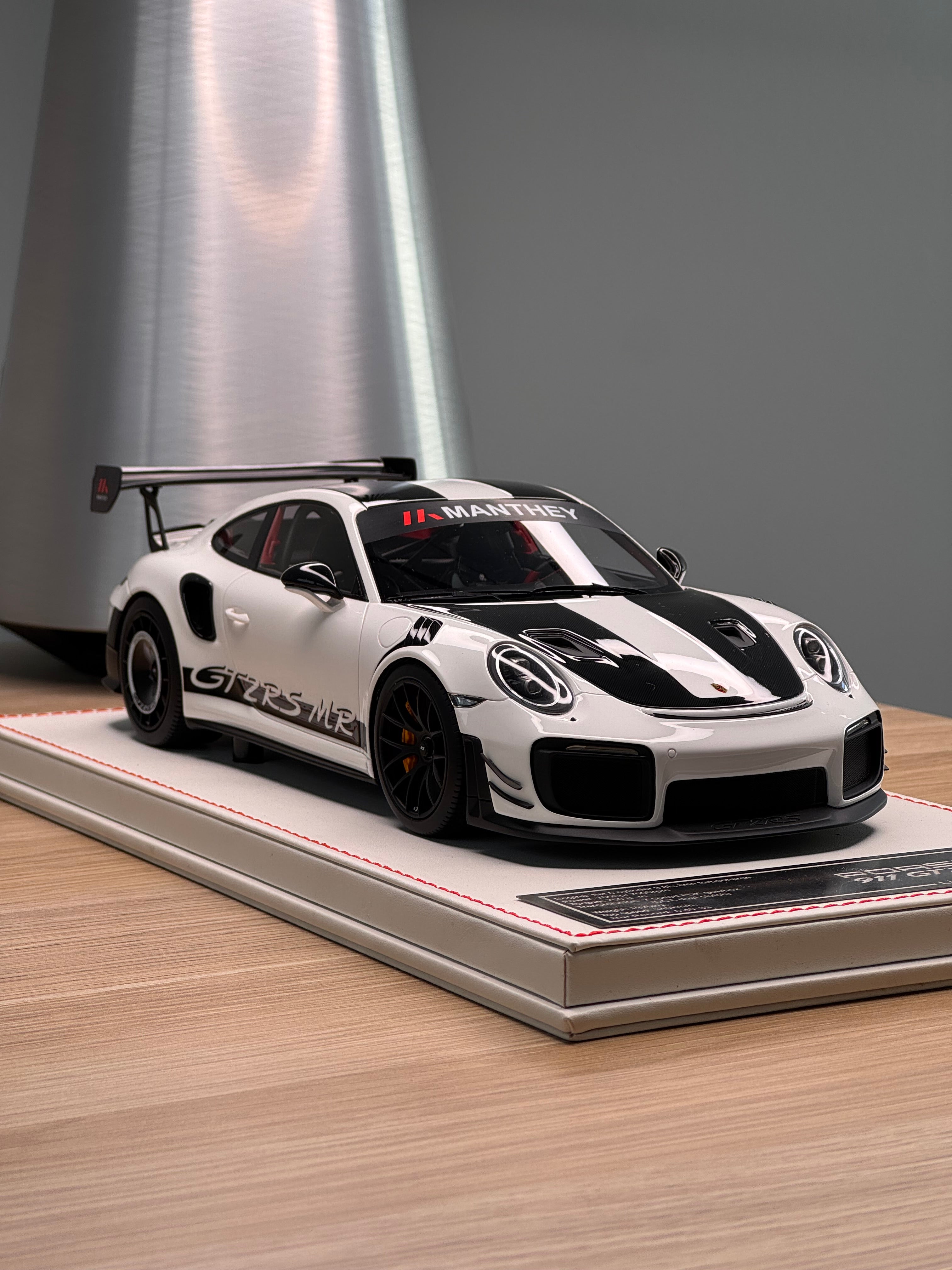 Porsche 911 GT2RSMR - White - 1:18