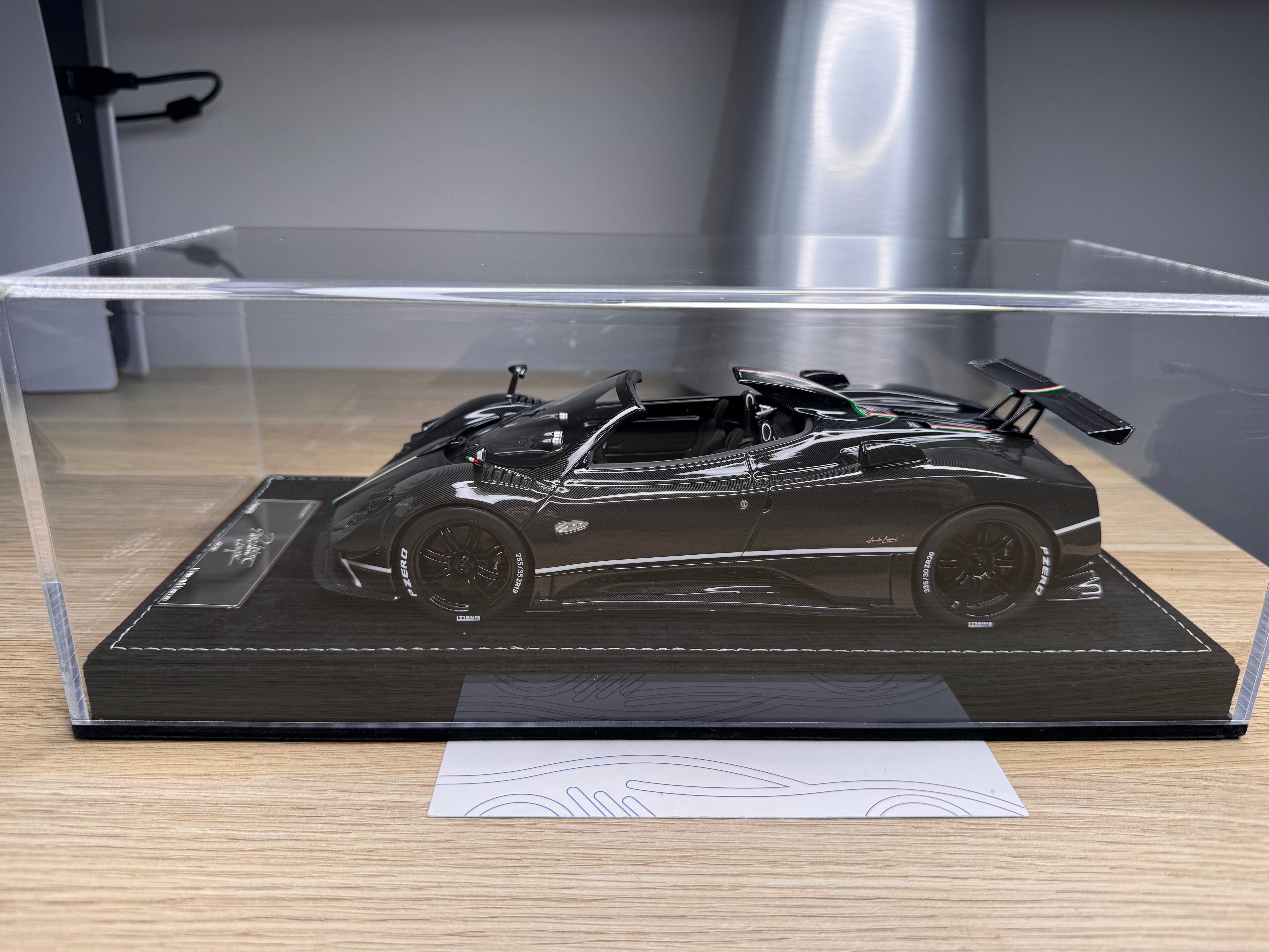 Pagani Zonda Cinque Roadster - Black / Carbon - 1:18