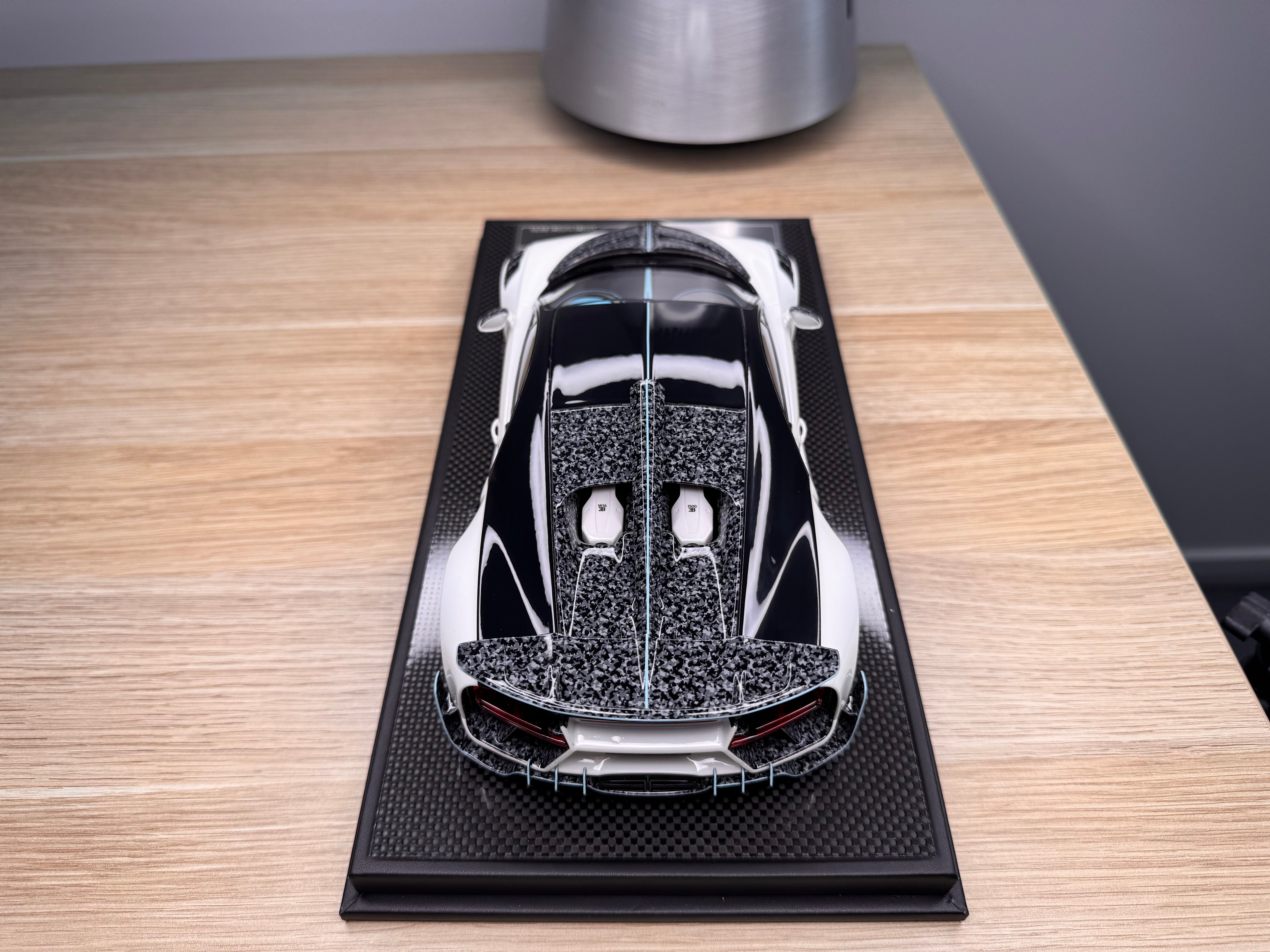 Bugatti Chiron 2.0 White with Luminous Blue - 1:18