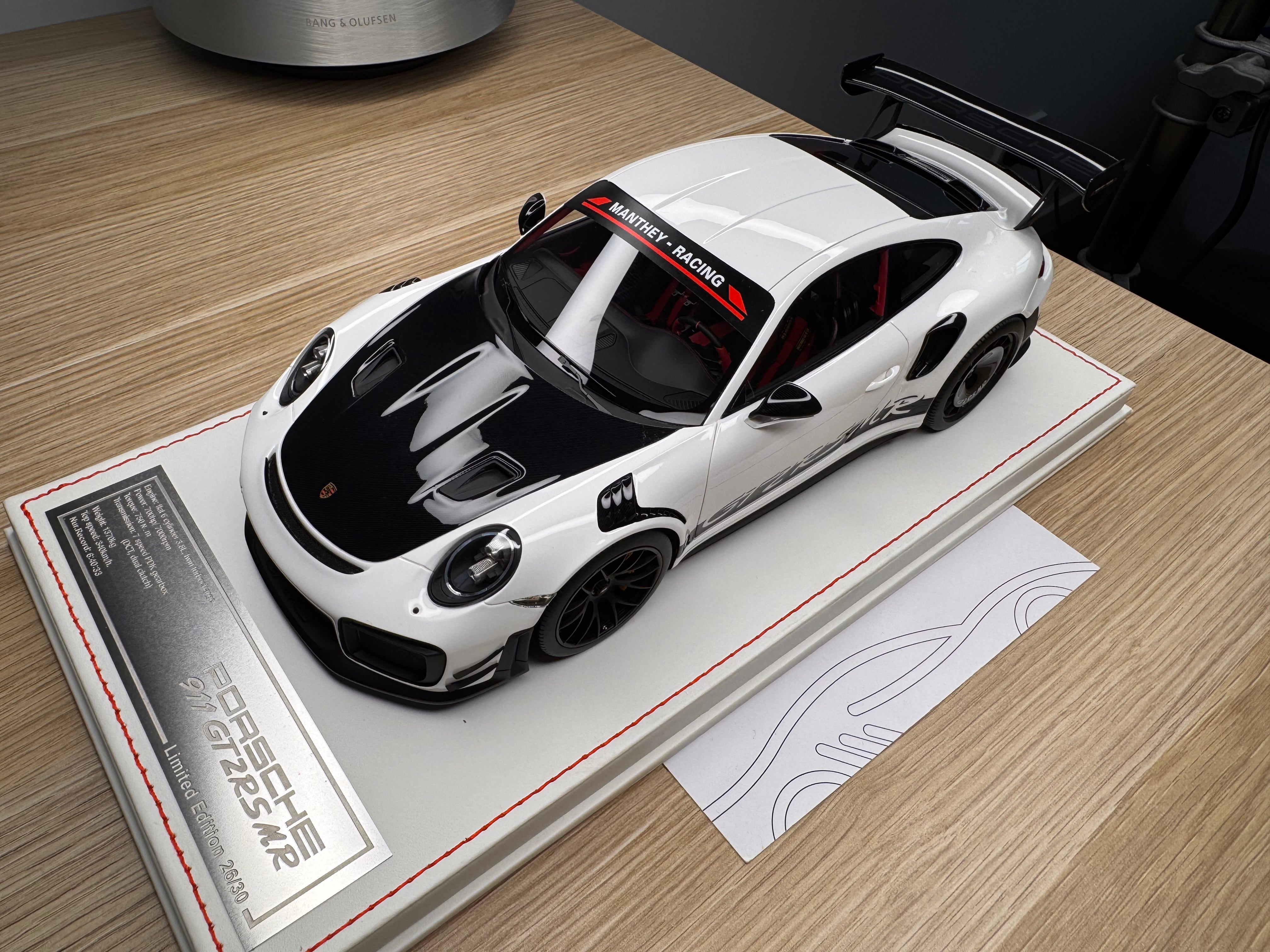 Porsche 911 GT2RSMR - White / Black - 1:18