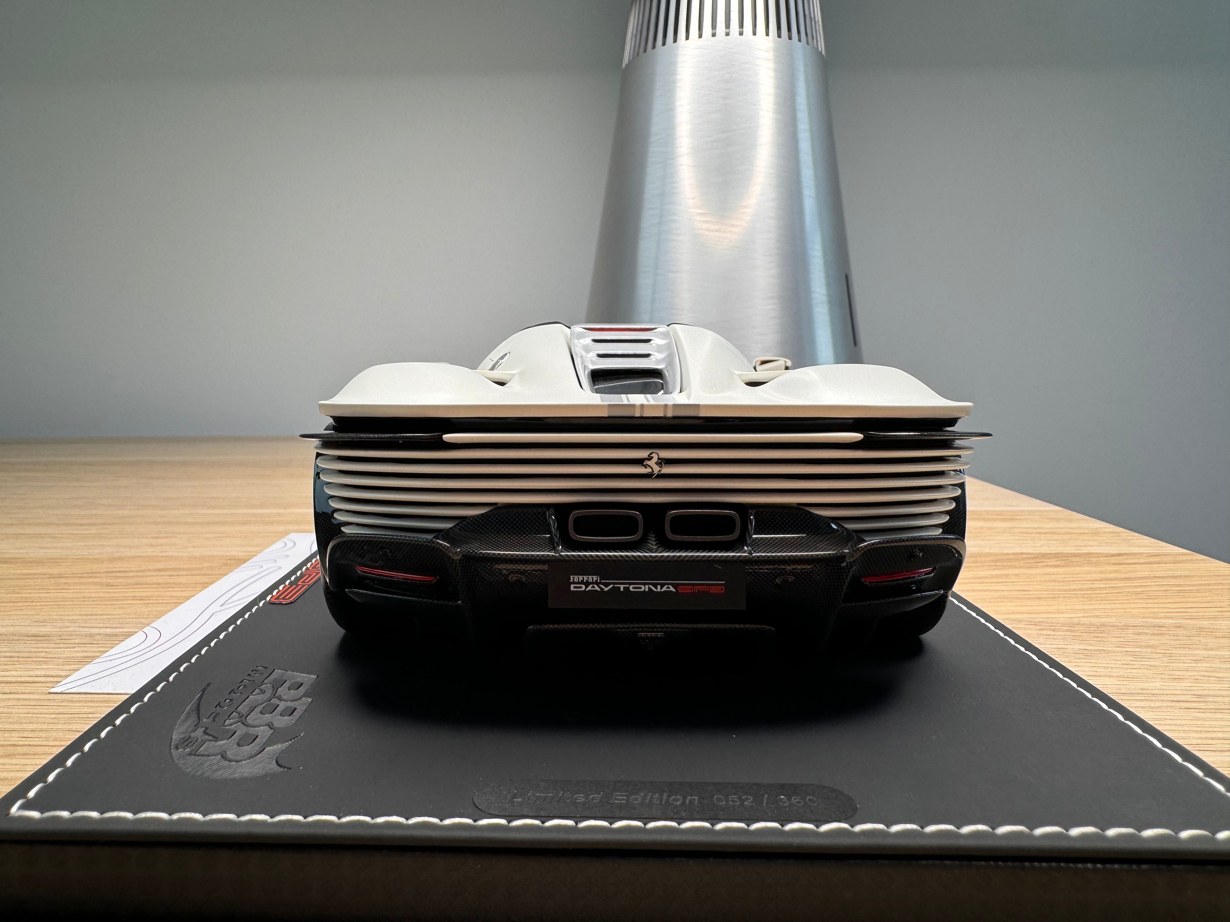 Ferrari Daytona SP3 - BBR Pearl White - 1:18