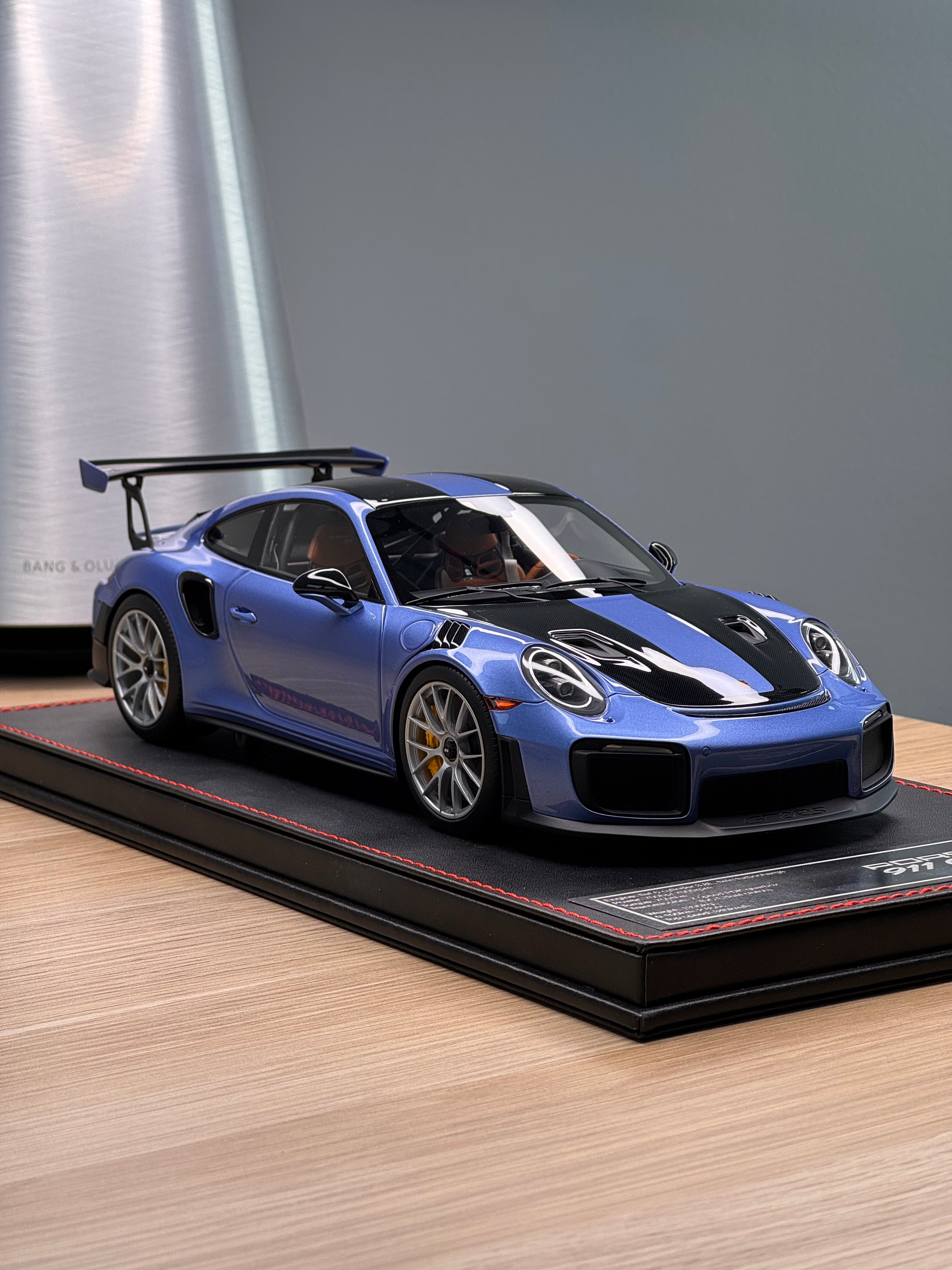 Porsche 911 GT2RS - PTS Gemini Metallic on black leather base - 1:18