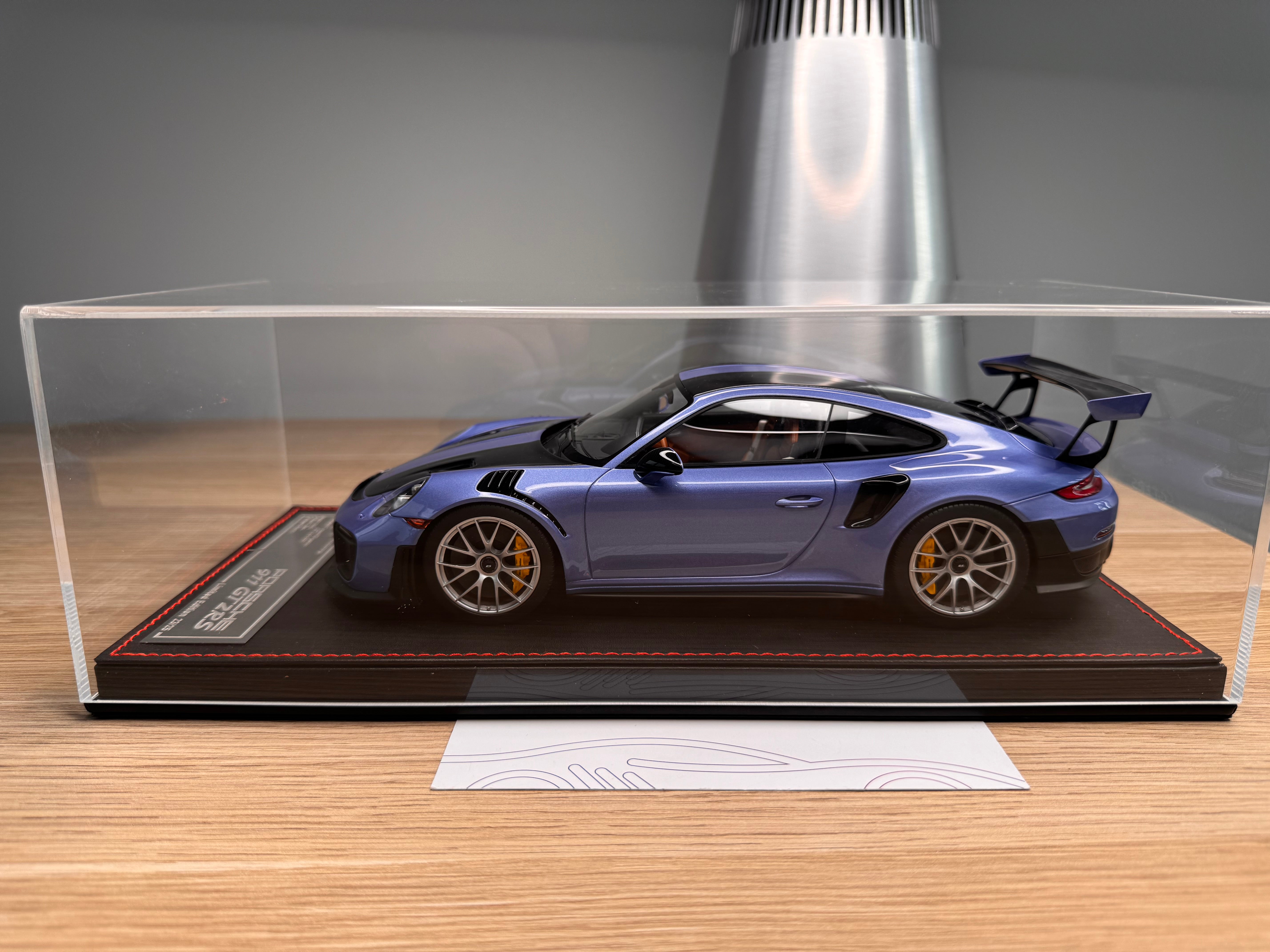Porsche 911 GT2RS - PTS Gemini Metallic on black leather base - 1:18