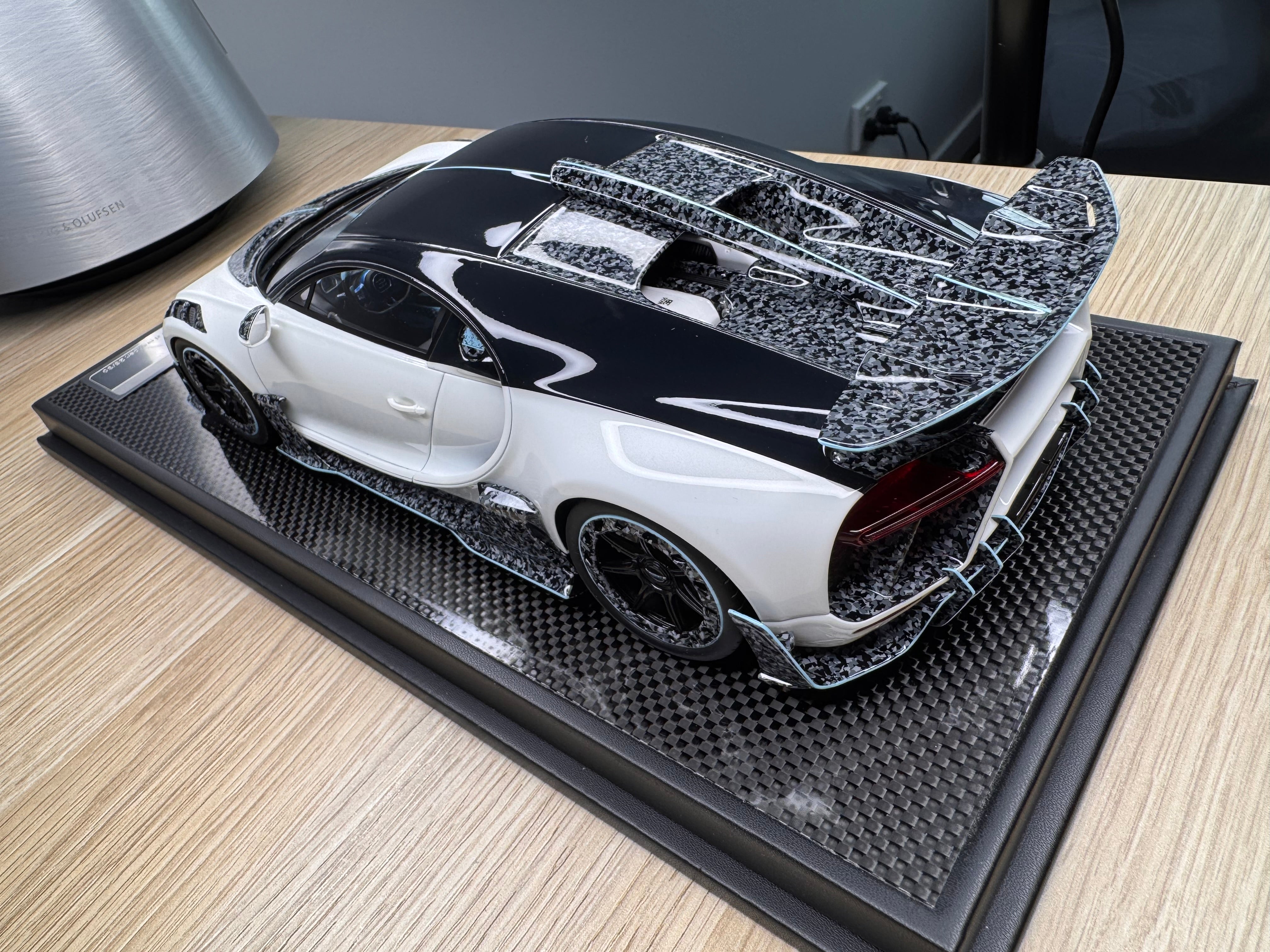 Bugatti Chiron 2.0 White with Luminous Blue - 1:18