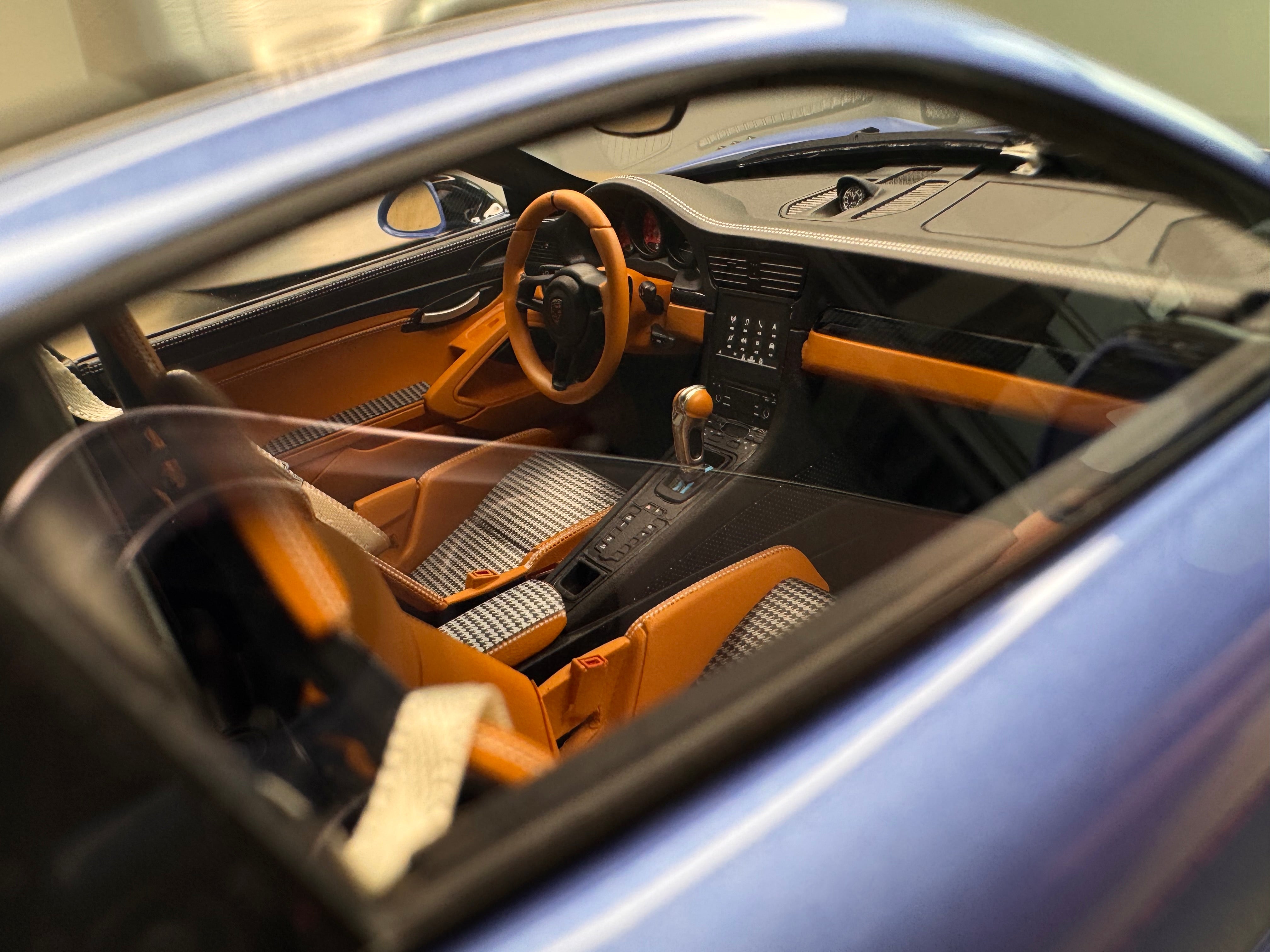 Porsche 911 GT2RS - PTS Gemini Metallic on black leather base - 1:18