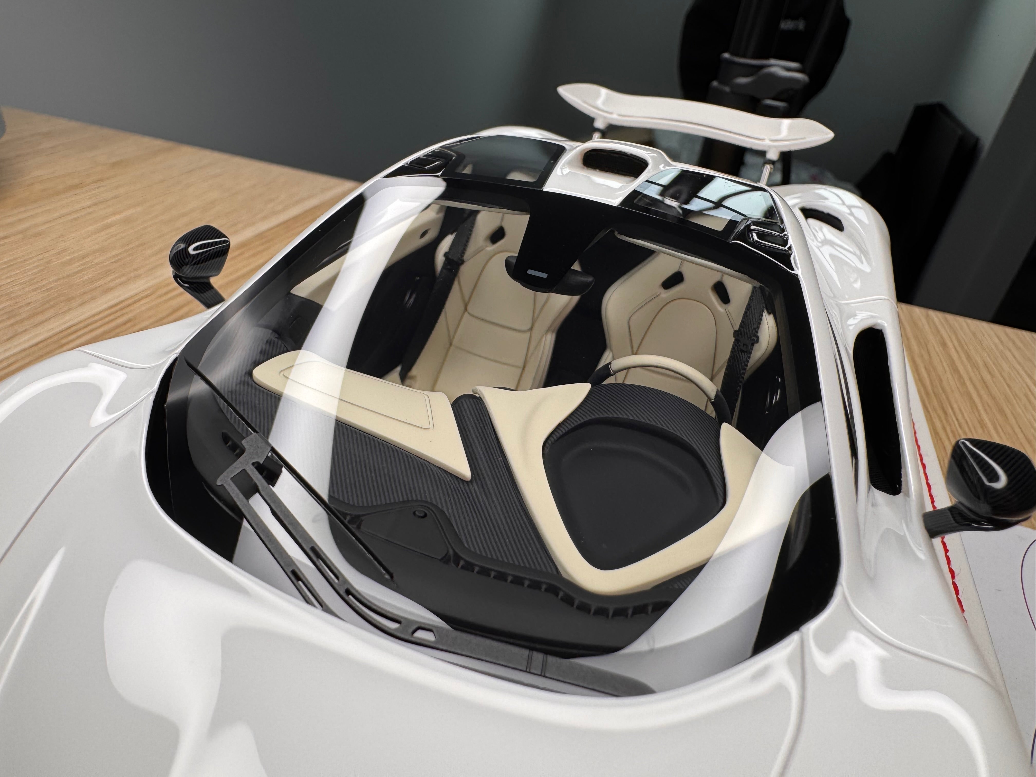 McLaren P1 - Silica White / Black - 1:18