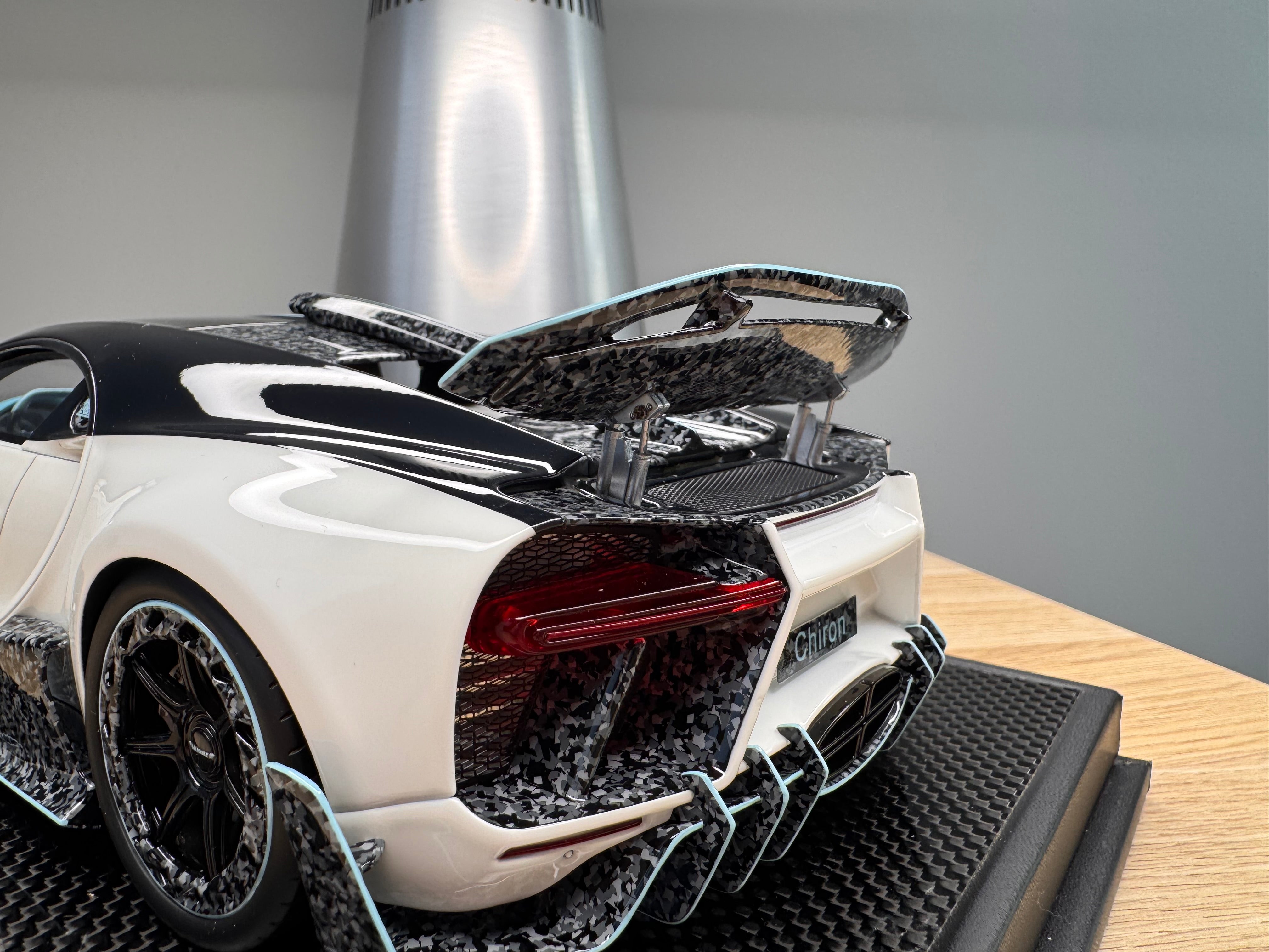 Bugatti Chiron 2.0 White with Luminous Blue - 1:18