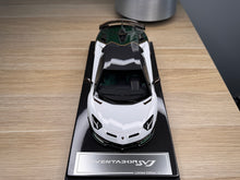 Load image into Gallery viewer, Lamborghini Aventador SVJ - Bianco Aether / Verde Hydra - 1:18
