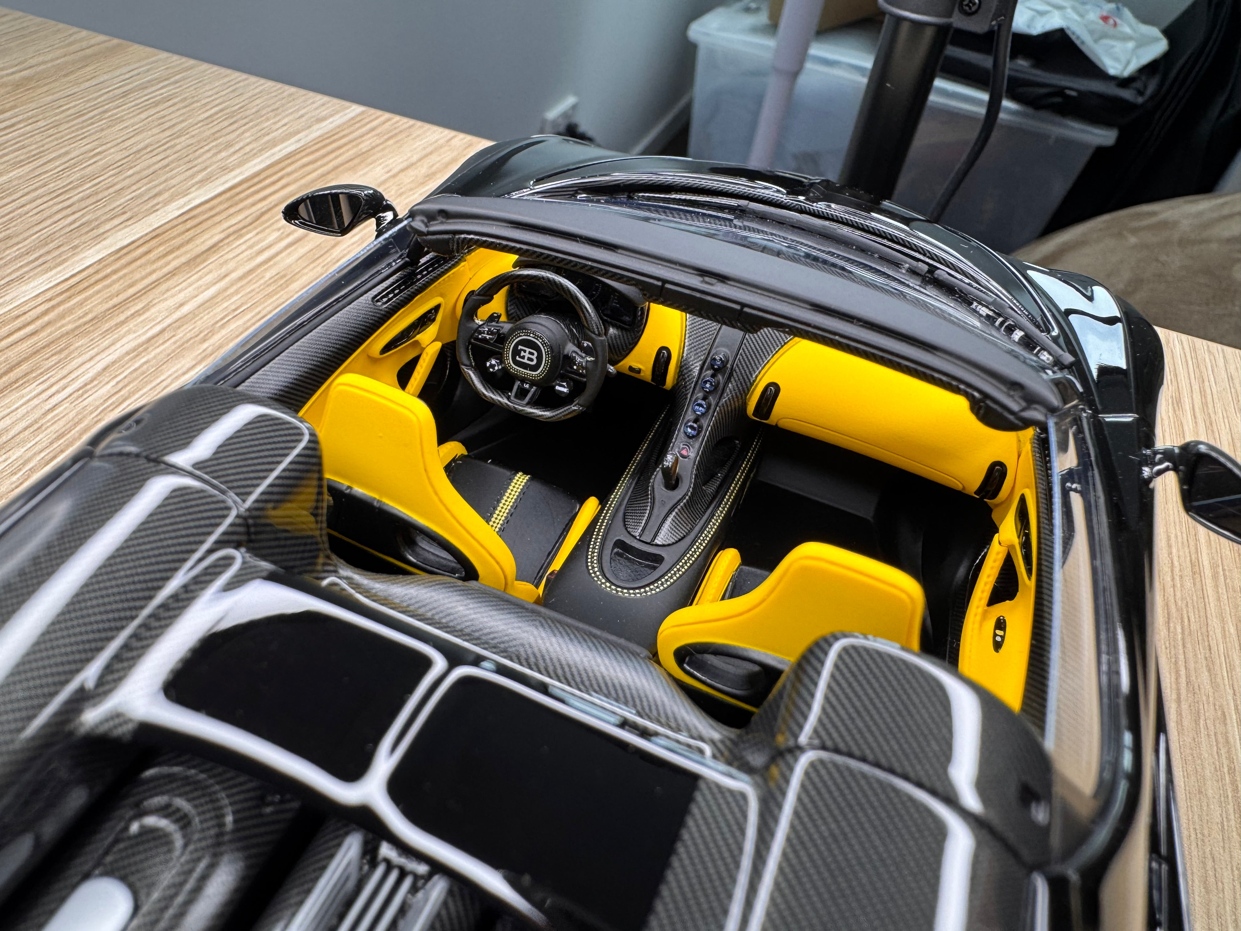 Bugatti Mistral - launch black - 1:18