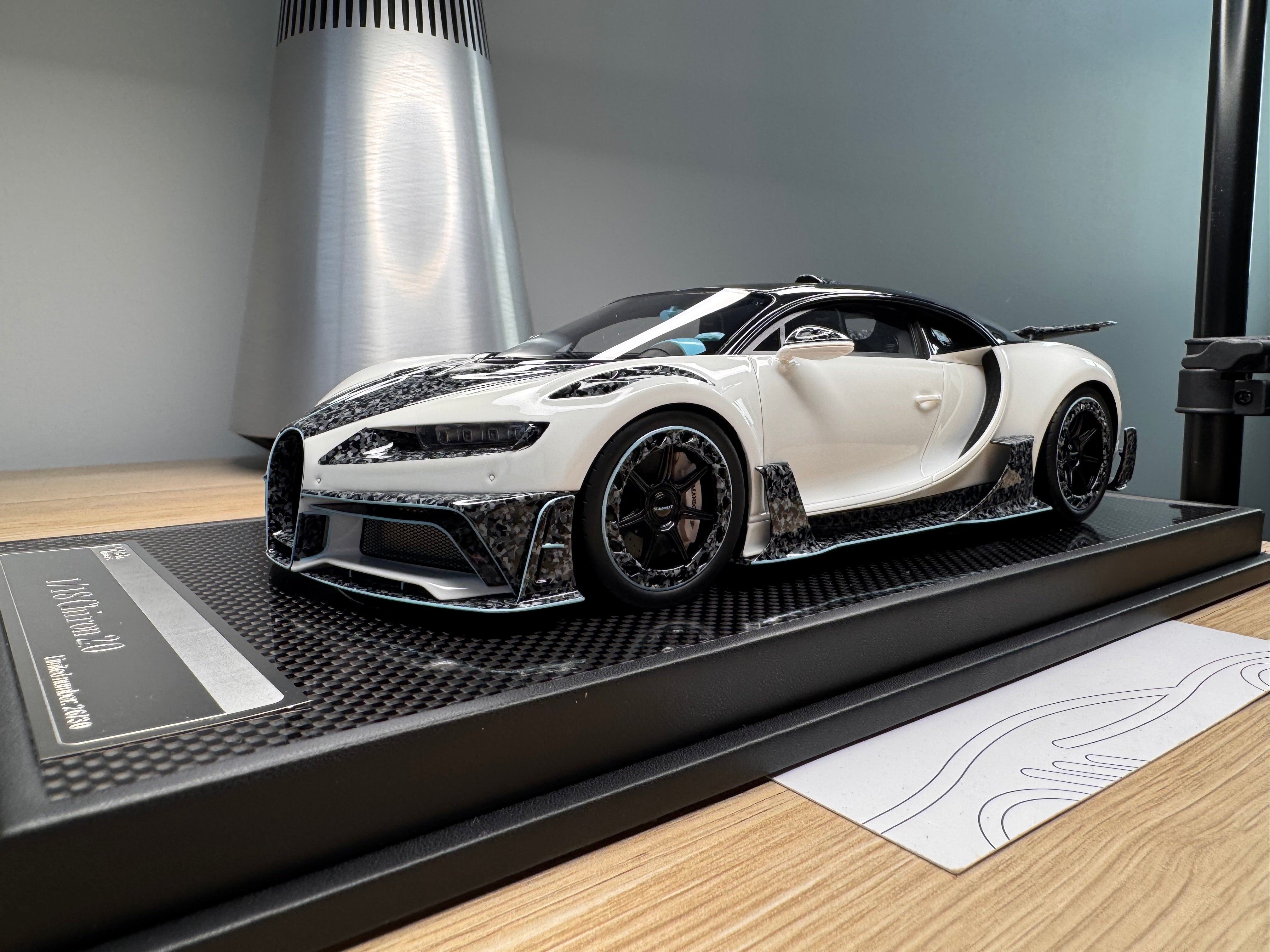 Bugatti Chiron 2.0 White with Luminous Blue - 1:18