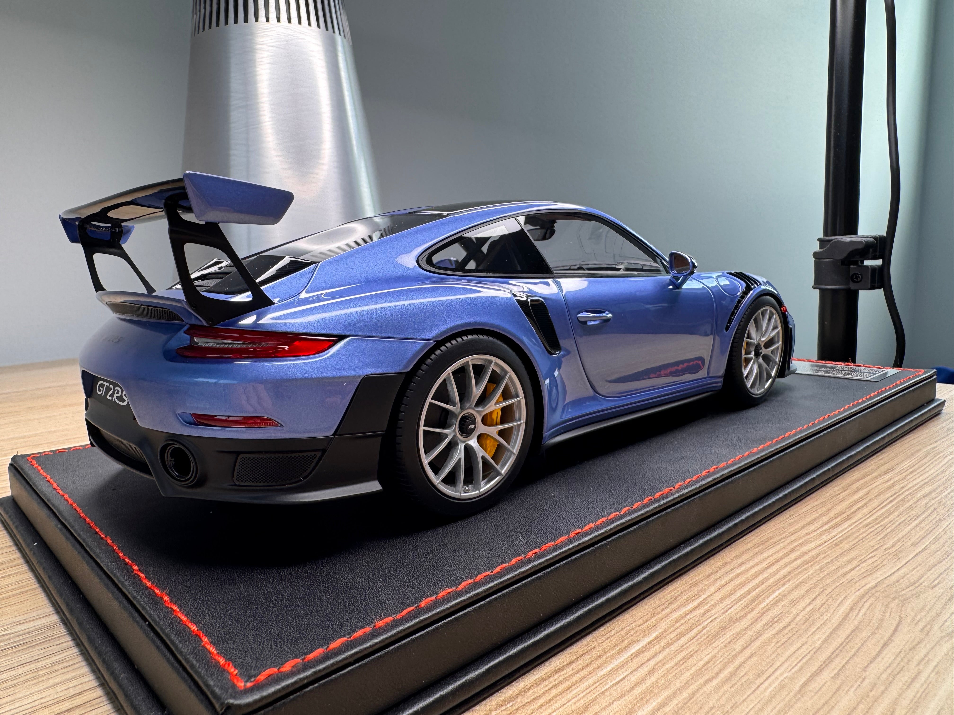 Porsche 911 GT2RS - PTS Gemini Metallic on black leather base - 1:18