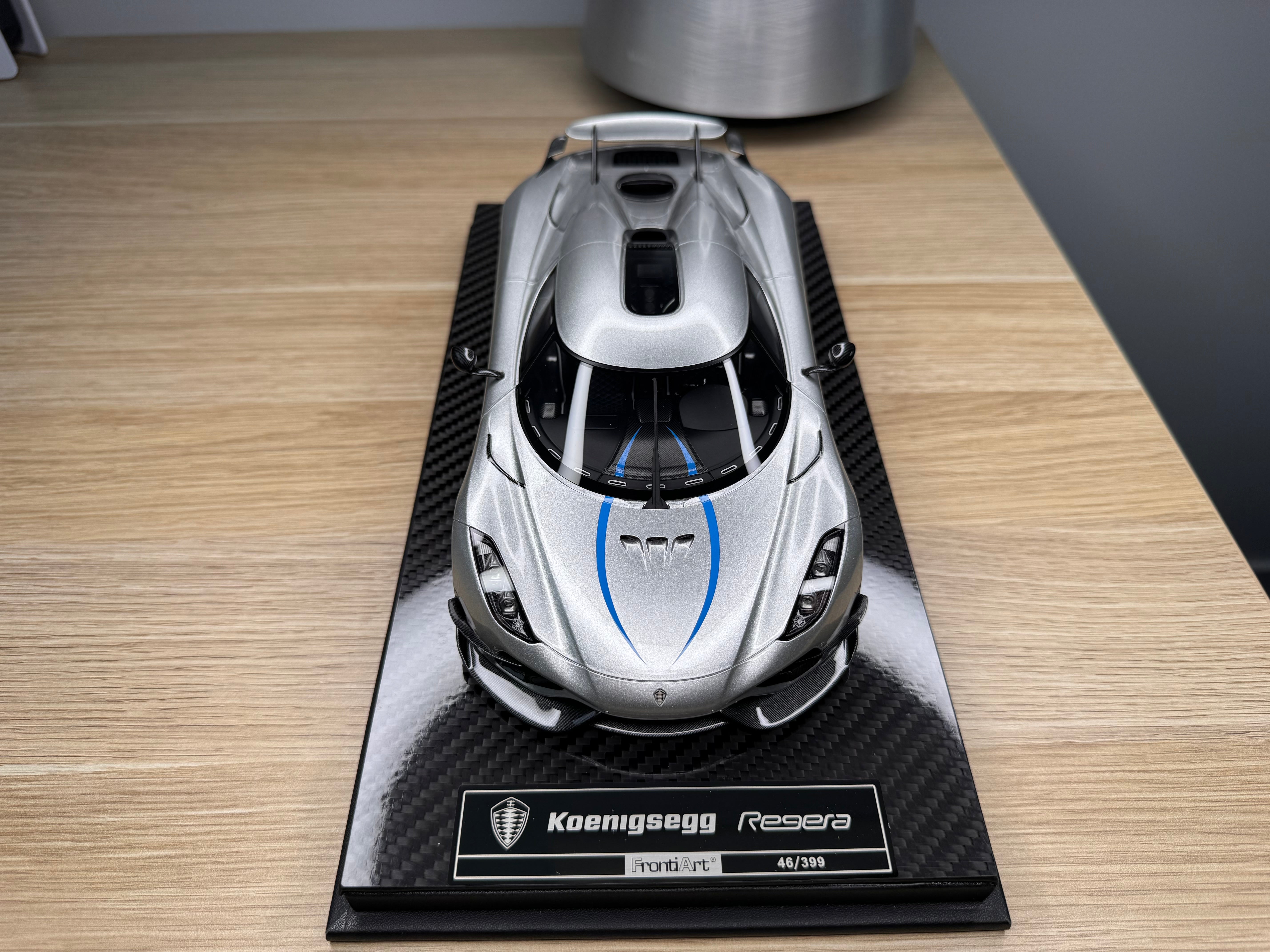 Koenigsegg Regera - Moon Silver with silver wheels - 1:18