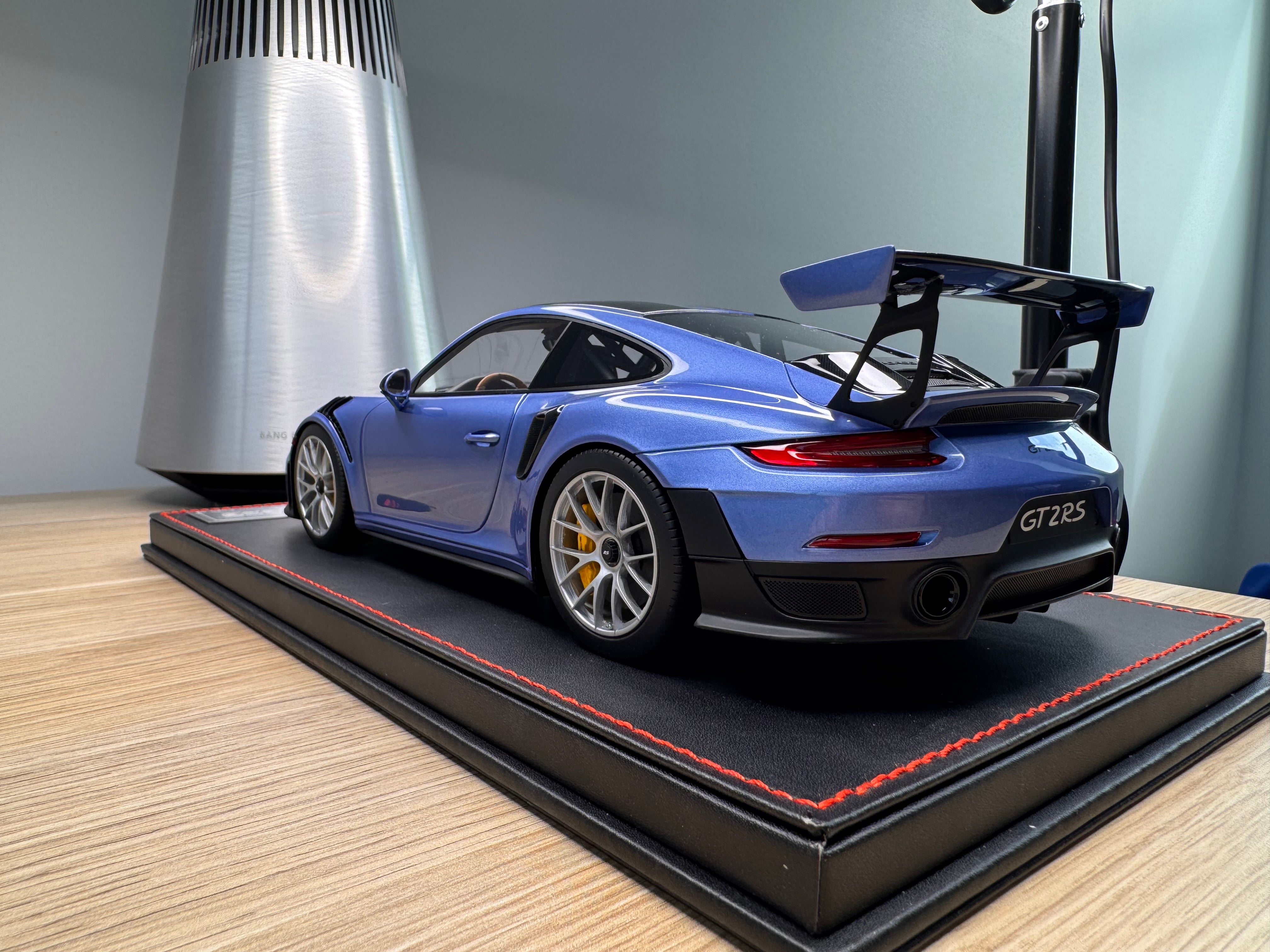 Porsche 911 GT2RS - PTS Gemini Metallic on black leather base - 1:18