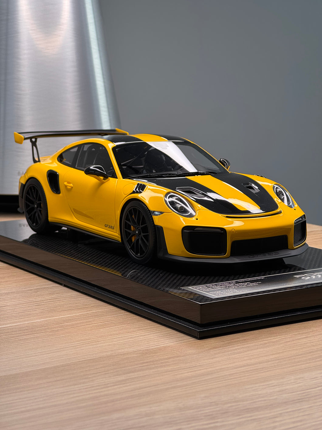 Porsche 911 GT2RS - Racing Yellow - 1:18