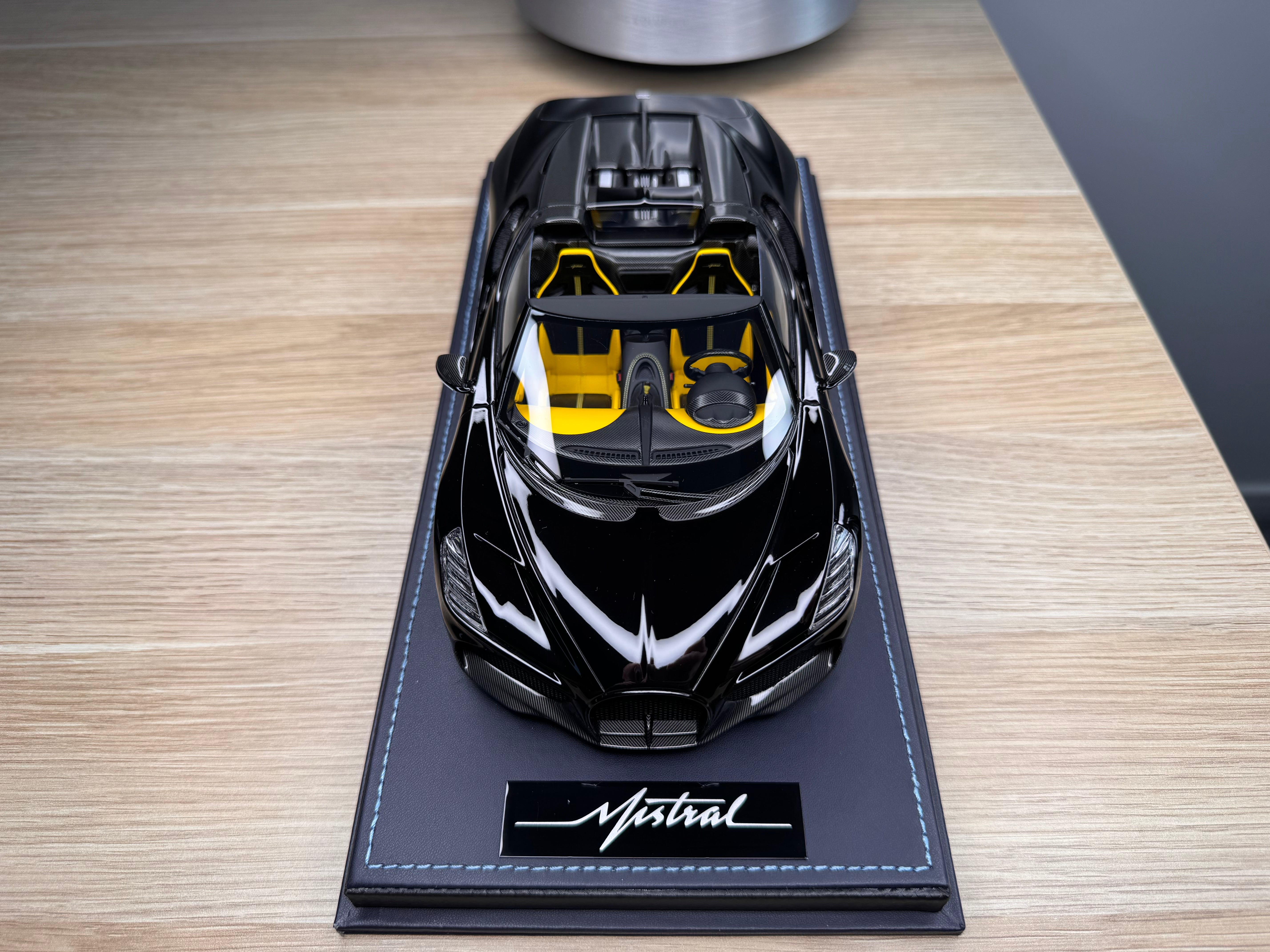 Bugatti Mistral - launch black - 1:18