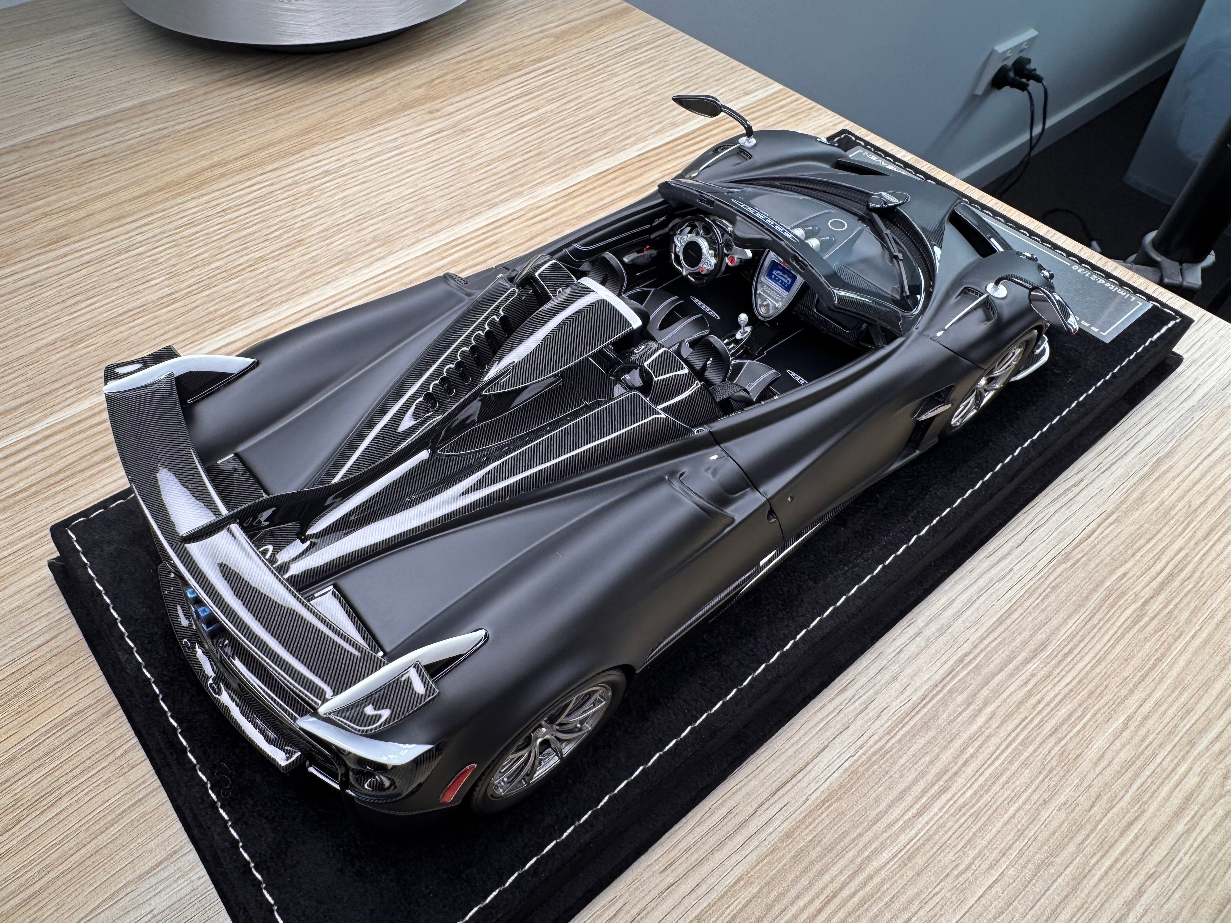 Pagani Huayra Roadster Tempesta - matte black / carbon - 1:18