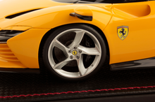 Load image into Gallery viewer, Ferrari Daytona SP3 Icona - Giallo Modena MR Collection - 1:18
