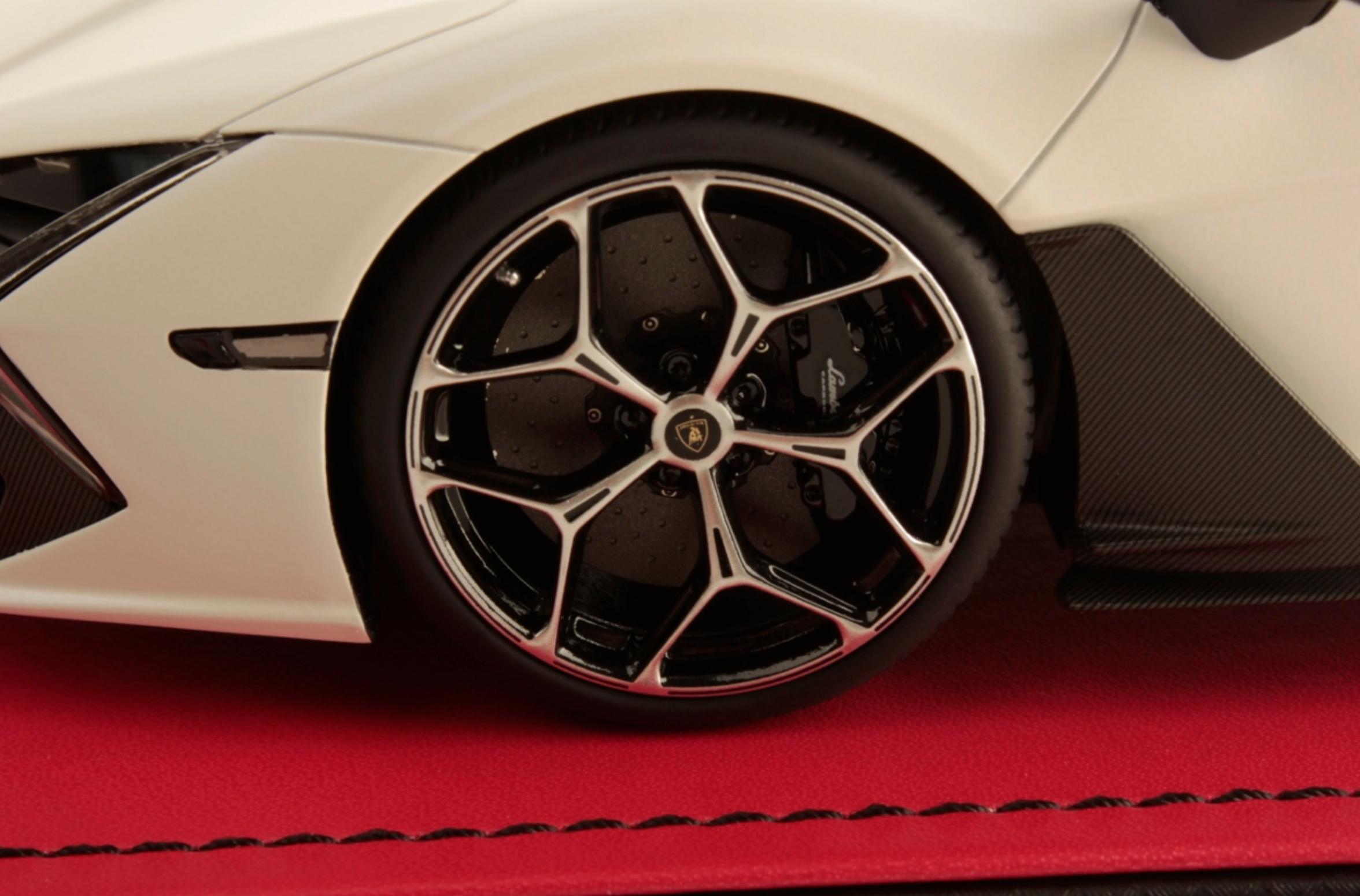 Lamborghini Revuelto - Bianco Siderale matte - 1:18