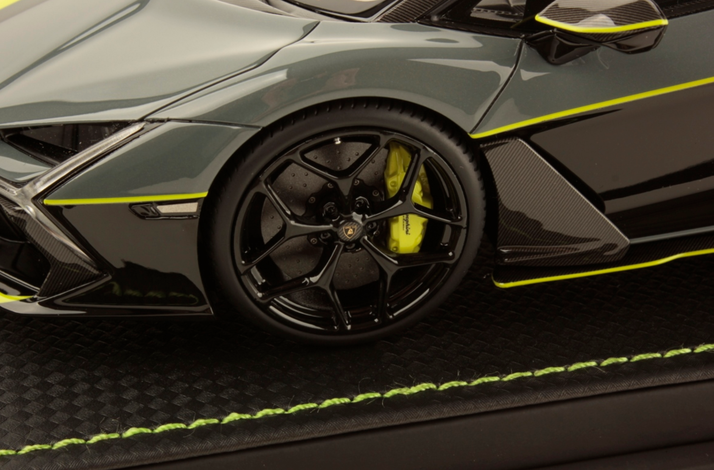 Lamborghini Revuelto - Grigio Telesto with Nero Noctis / Verde Scandal Livery - 1:18