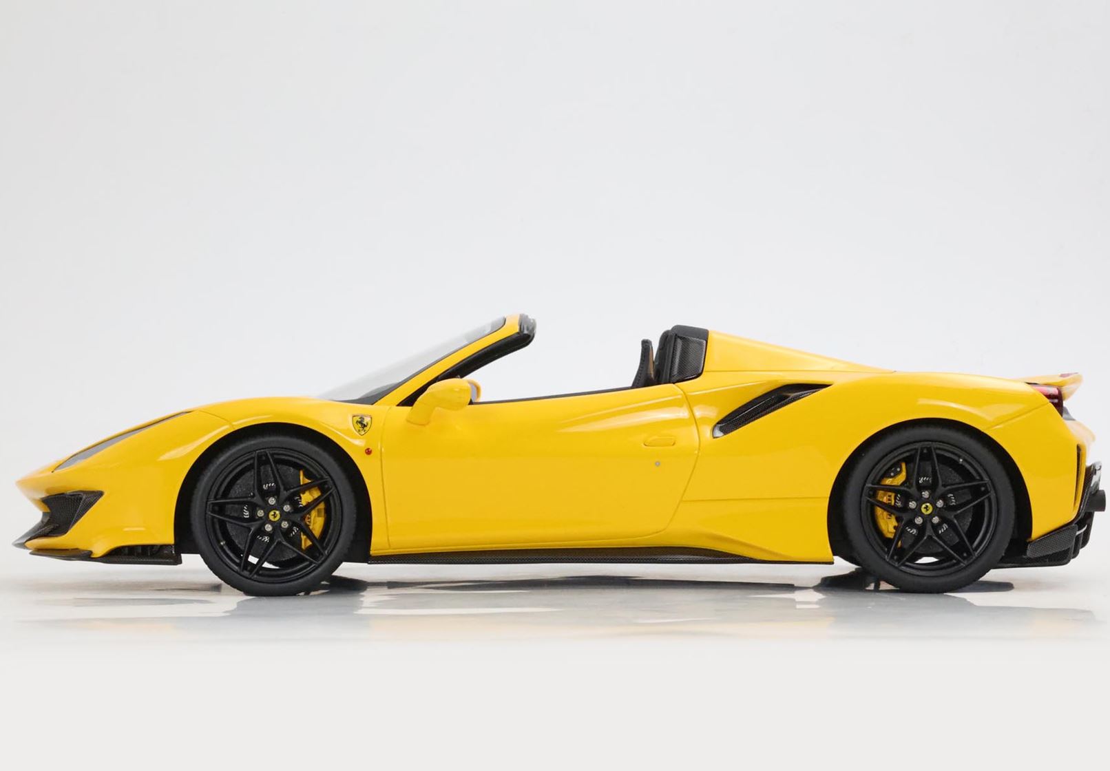 Ferrari 488 Pista Spider - Giallo Modena with two black stripes - 1:18