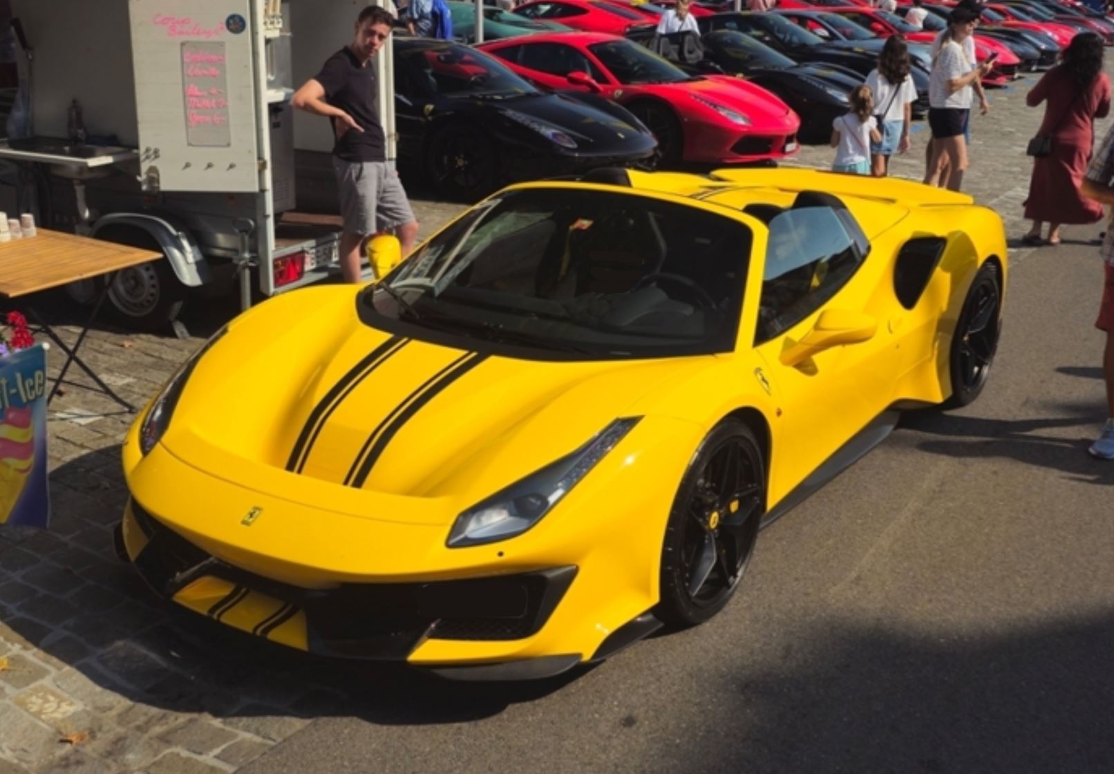 Ferrari 488 Pista Spider - Giallo Modena with two black stripes - 1:18