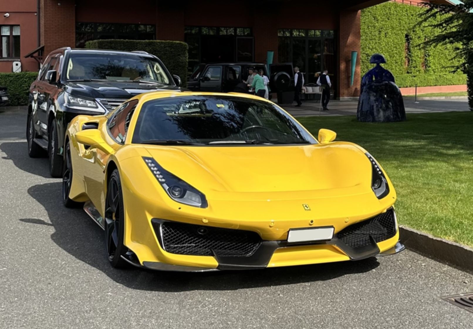 Ferrari 488 Pista - Giallo Modena - 1:18