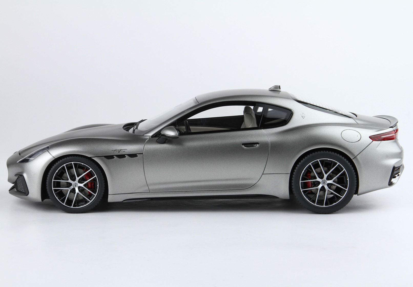 Maserati Granturismo Trofeo - Maratea Matte Grey - 1:18