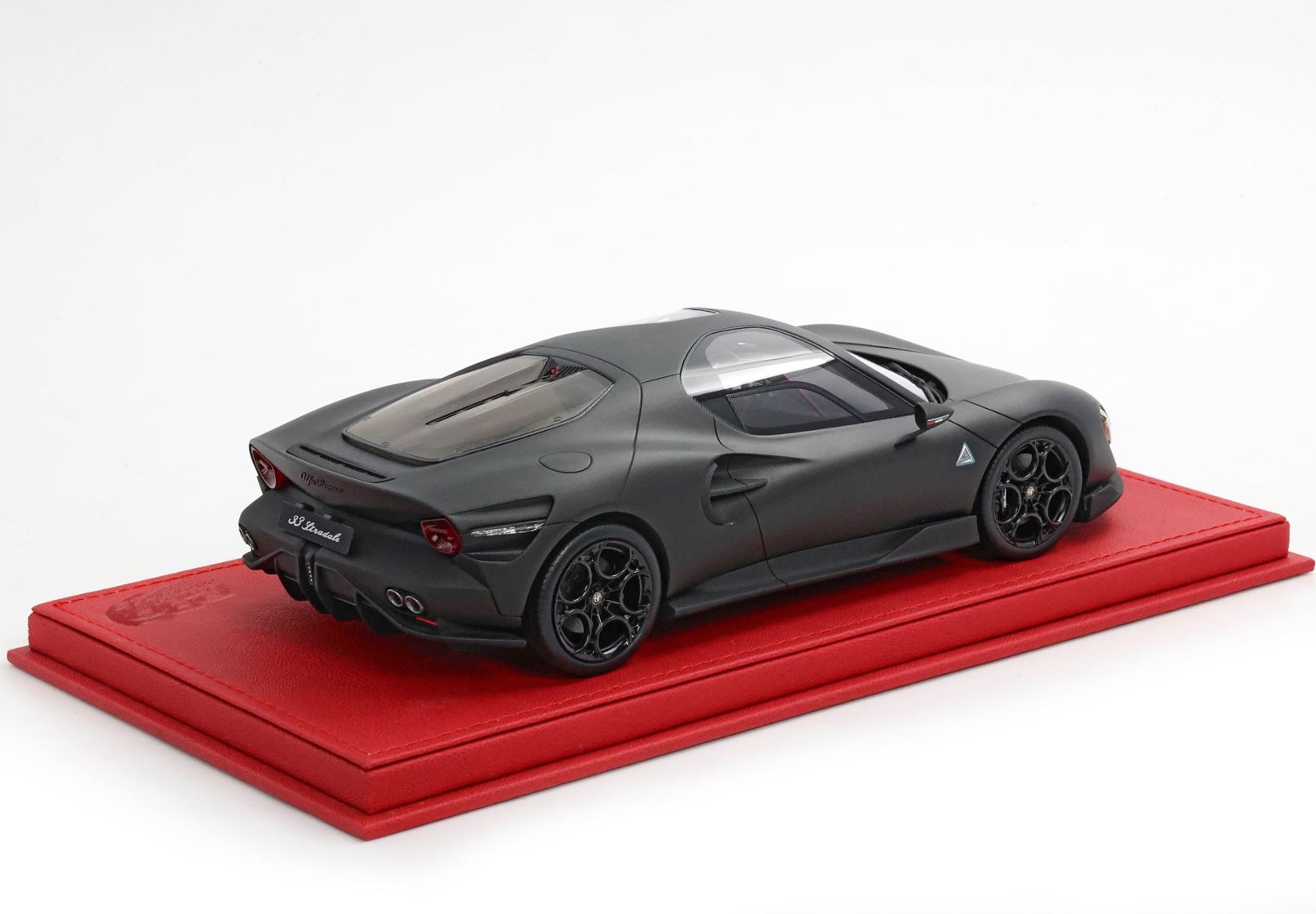 Alfa Romeo 33 Stradale - Matte Carbon - 1:18