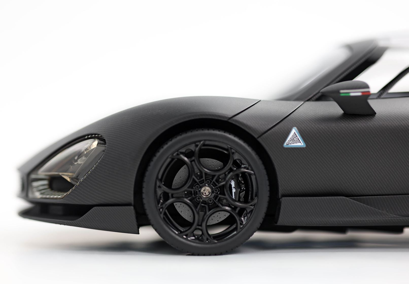 Alfa Romeo 33 Stradale - Matte Carbon - 1:18
