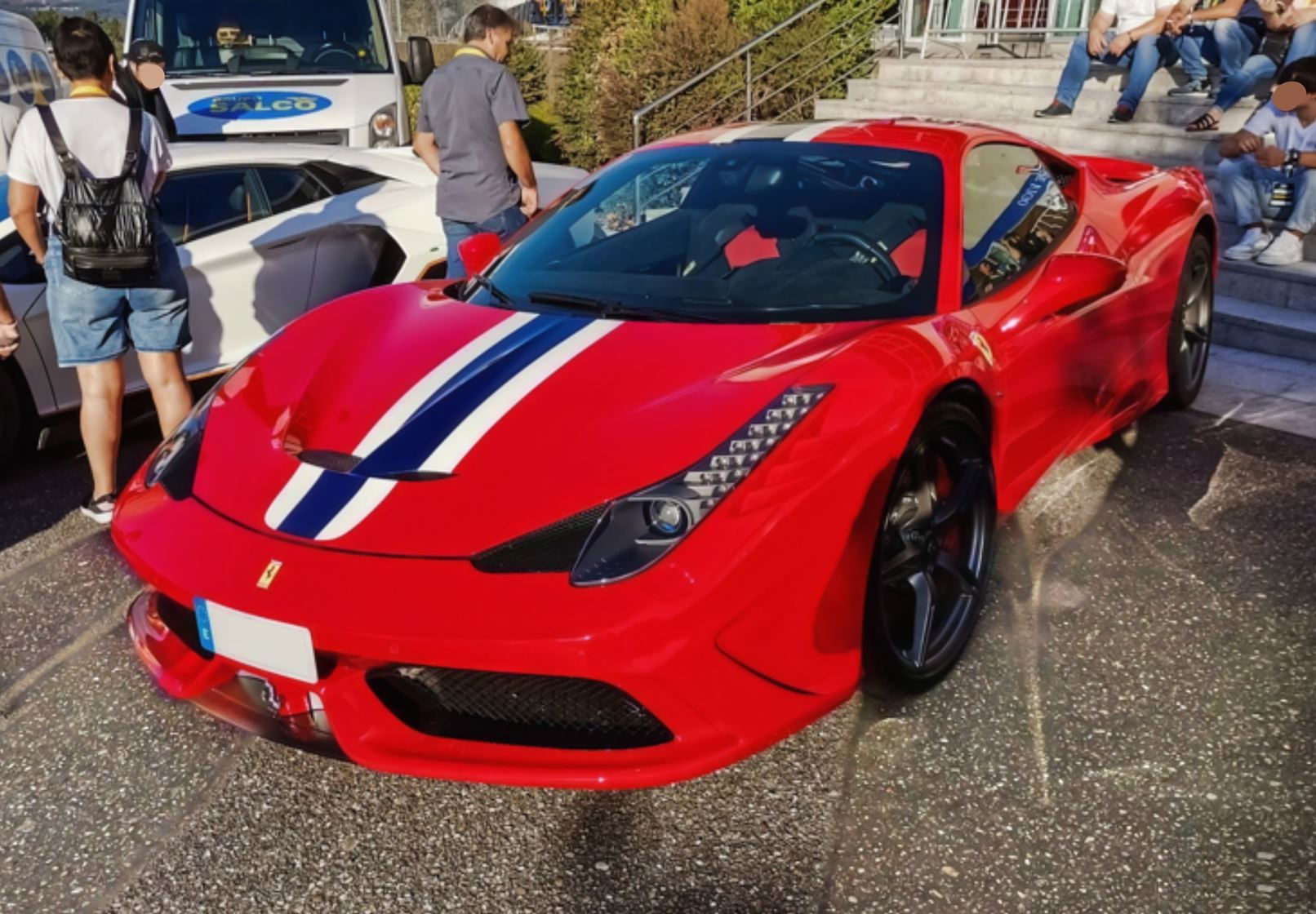Ferrari 458 Speciale - Rosso Corsa with blue and white stripe - 1:18